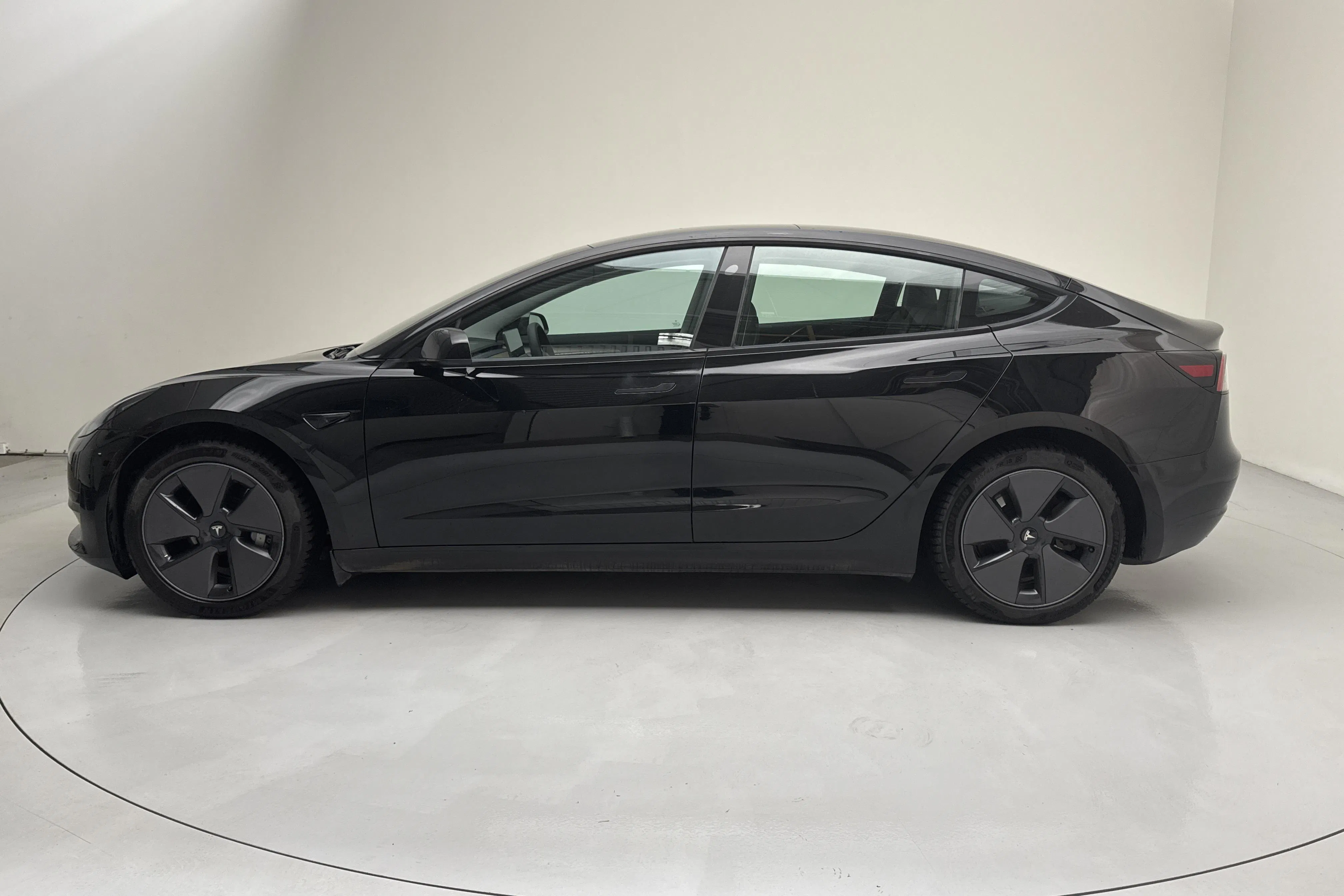 Presentationsfoto 2 av 17: Tesla Model 3 Standard Range RWD - 8 655 mil - Automat - svart - 2023