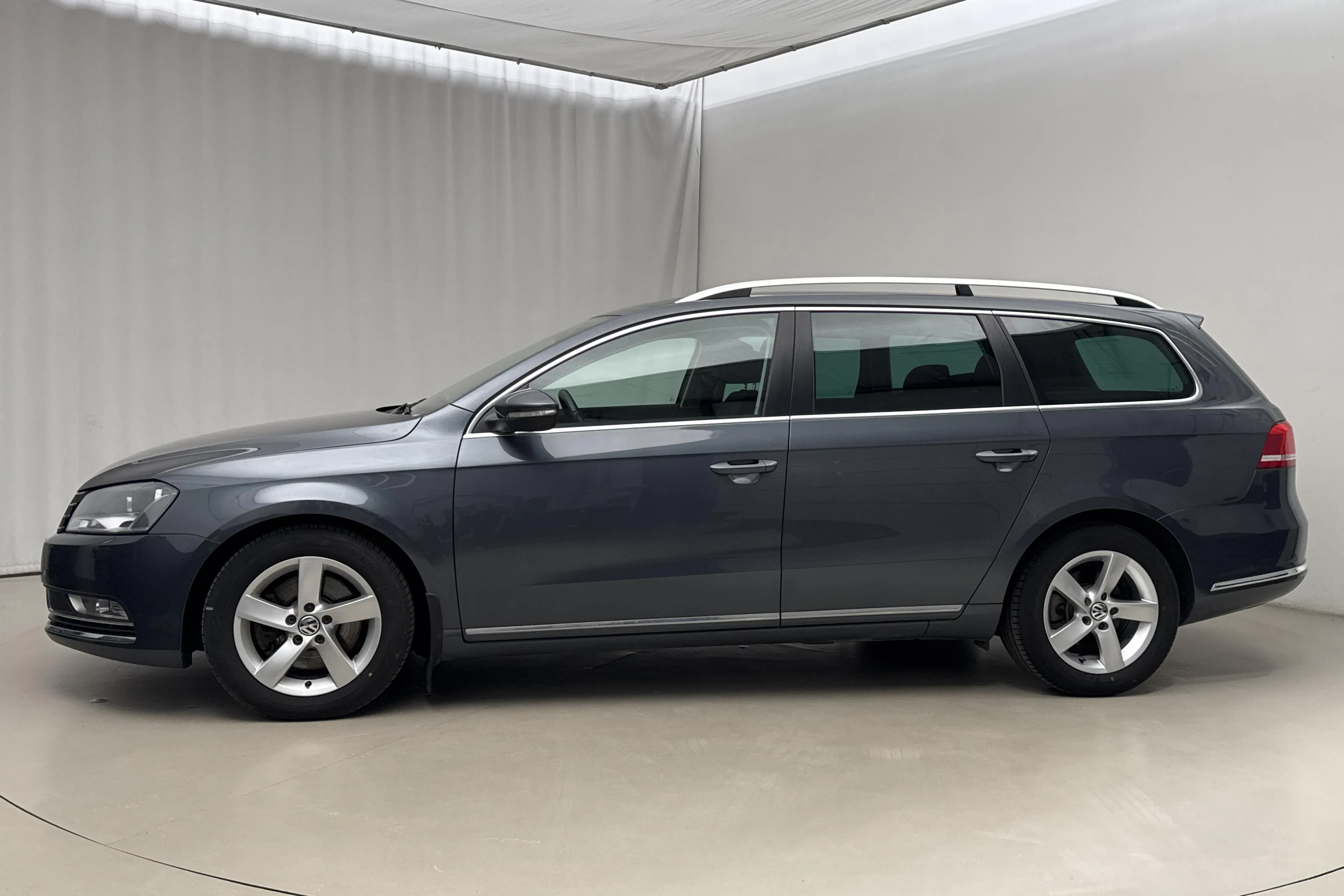 Presentation photo 2 of 17: VW Passat 2.0 TDI BlueMotion Technology Variant 4Motion (140hk) - 6 467 Scandinavian mile - Manual - light grey - 2014