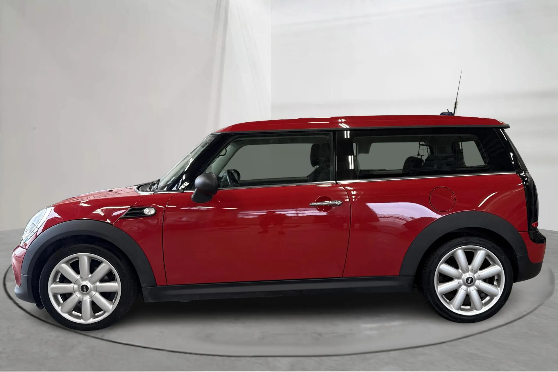 Presentationsfoto 2 av 16: MINI One Clubman (98hk) - 10 332 mil - Manuell - röd - 2014