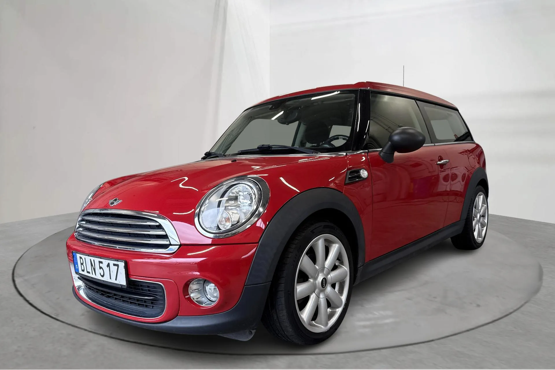 Presentationsfoto 1 av 16: MINI One Clubman (98hk) - 10 332 mil - Manuell - röd - 2014