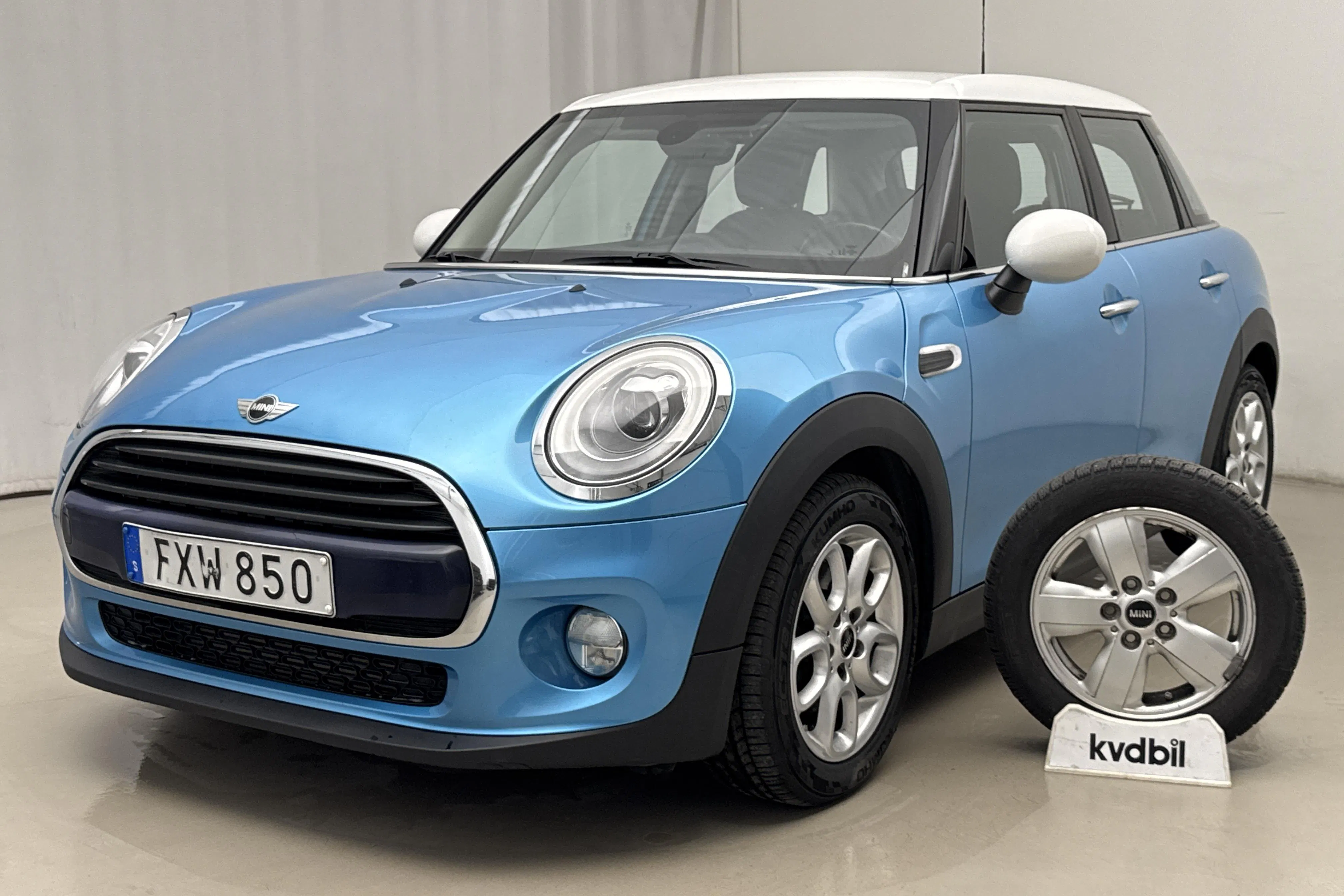 Presentation photo 1 of 15: MINI Cooper Hatch 5dr (136hk) - 96 700 km - Manual - blue - 2017