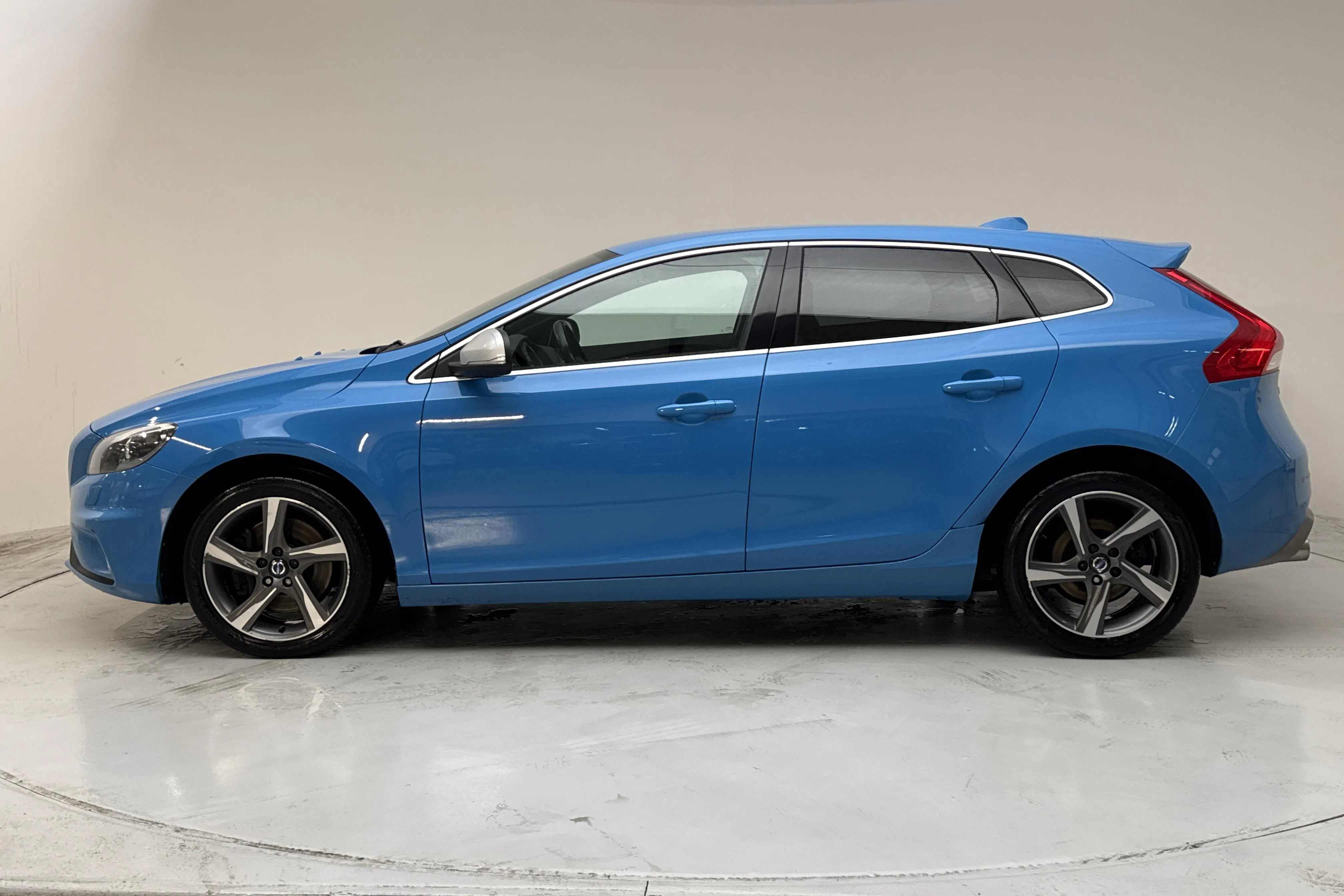 Presentationsfoto 2 av 16: Volvo V40 D4 (190hk) - 26 847 mil - Manuell - blå - 2016