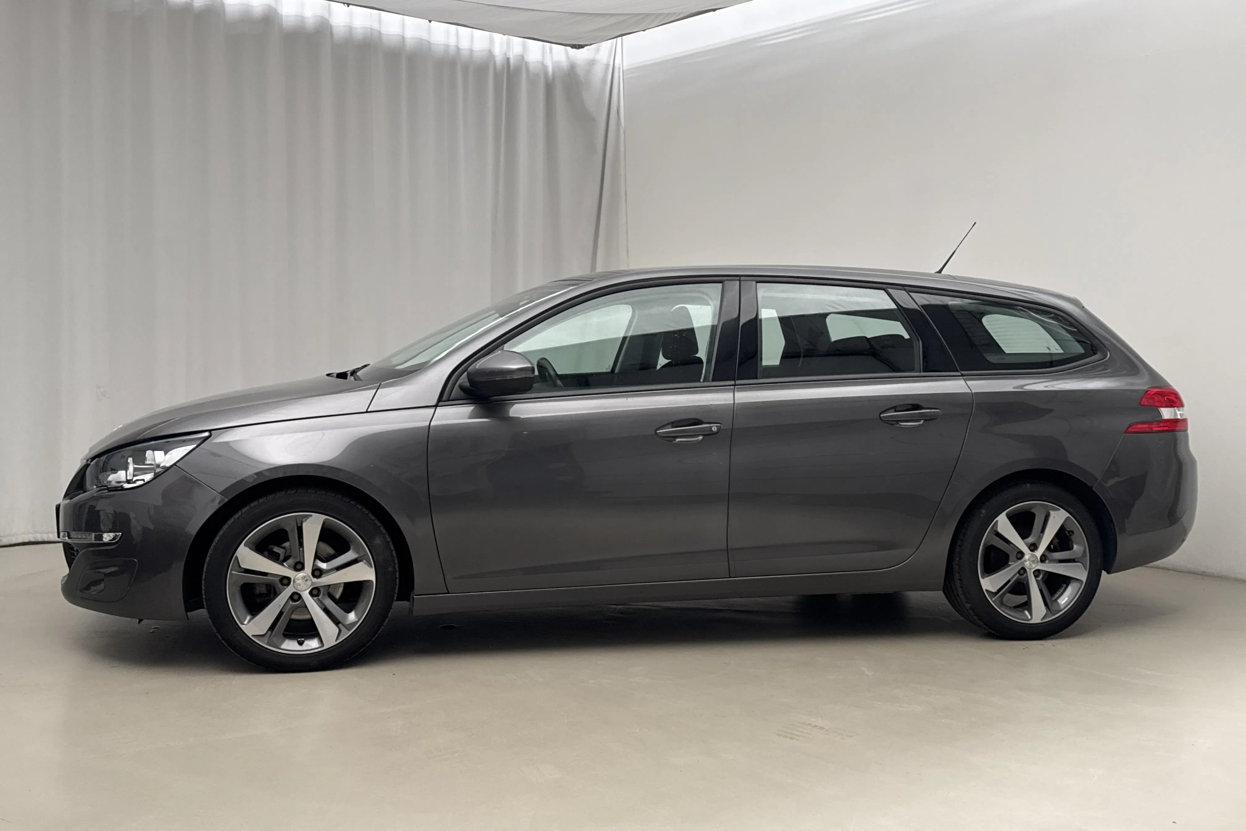 Presentation photo 2 of 15: Peugeot 308 SW PureTech (110hk) - 96 480 km - Manual - gray - 2017