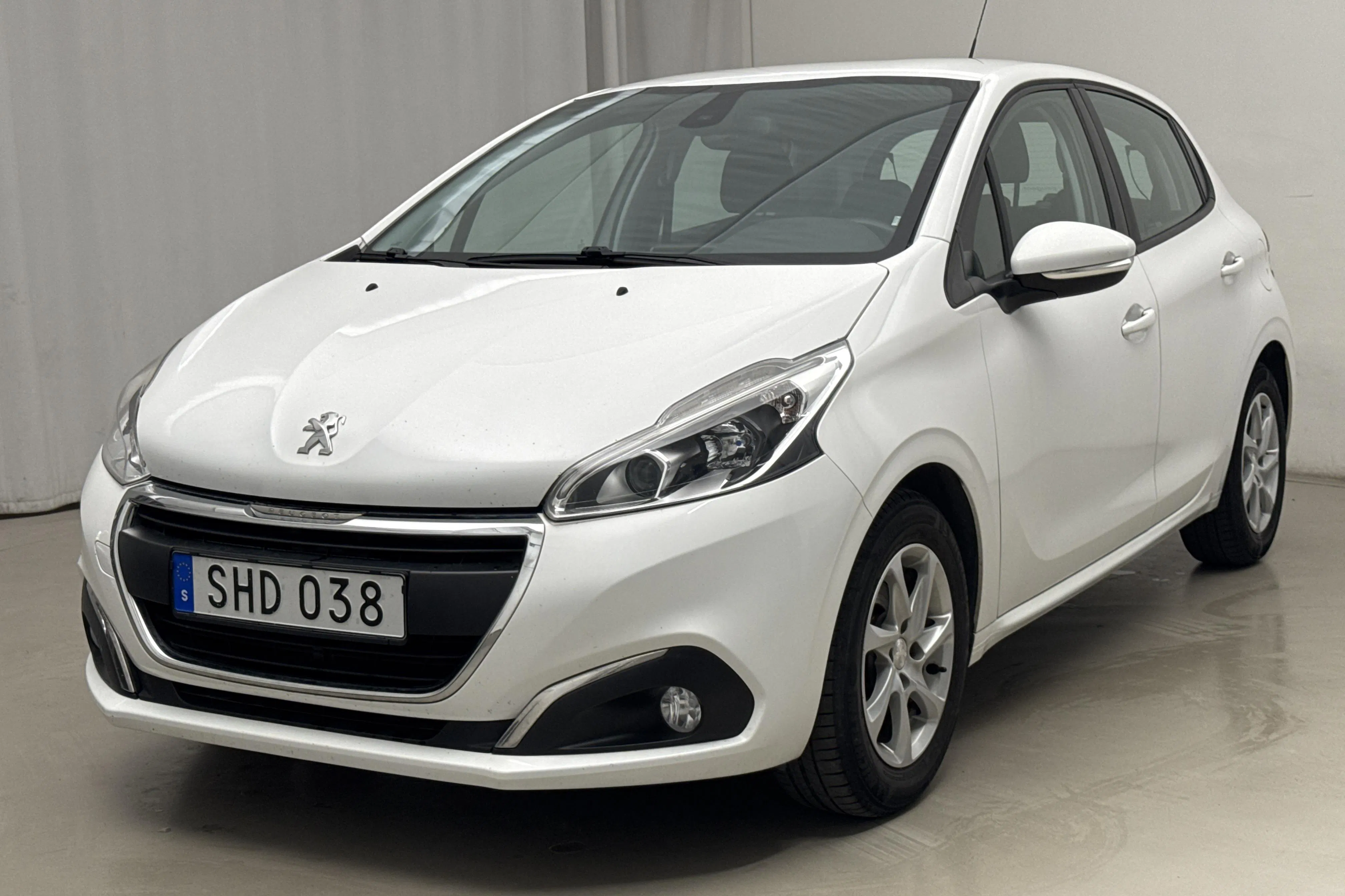 Presentationsfoto 1 av 13: Peugeot 208 1.2 VTi 5dr (82hk) - 7 881 mil - Manuell - vit - 2015
