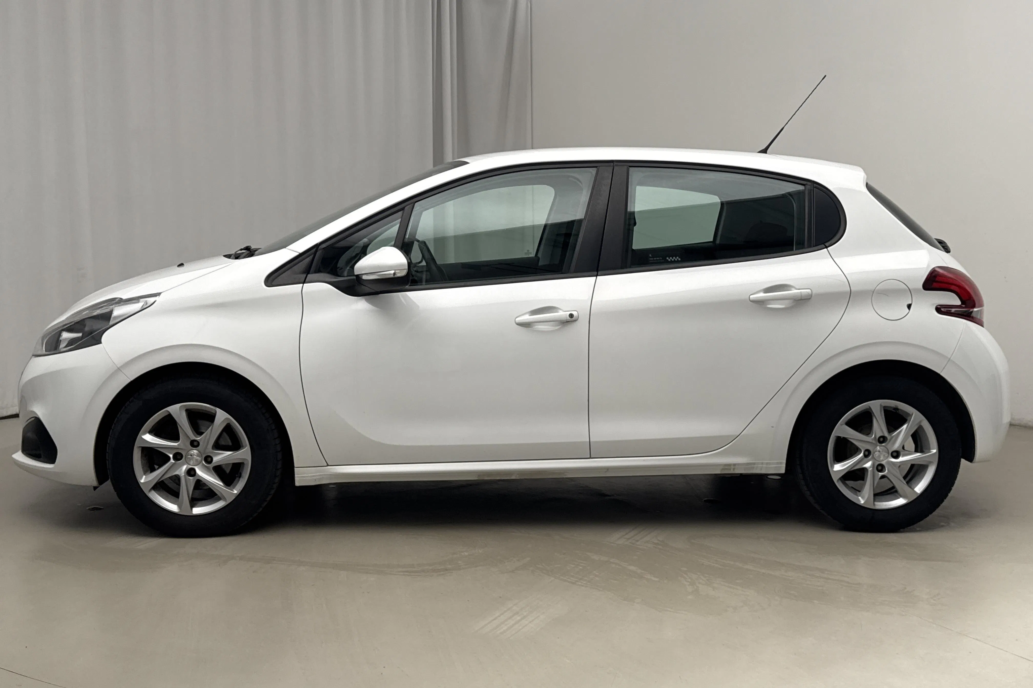 Presentationsfoto 2 av 13: Peugeot 208 1.2 VTi 5dr (82hk) - 7 881 mil - Manuell - vit - 2015