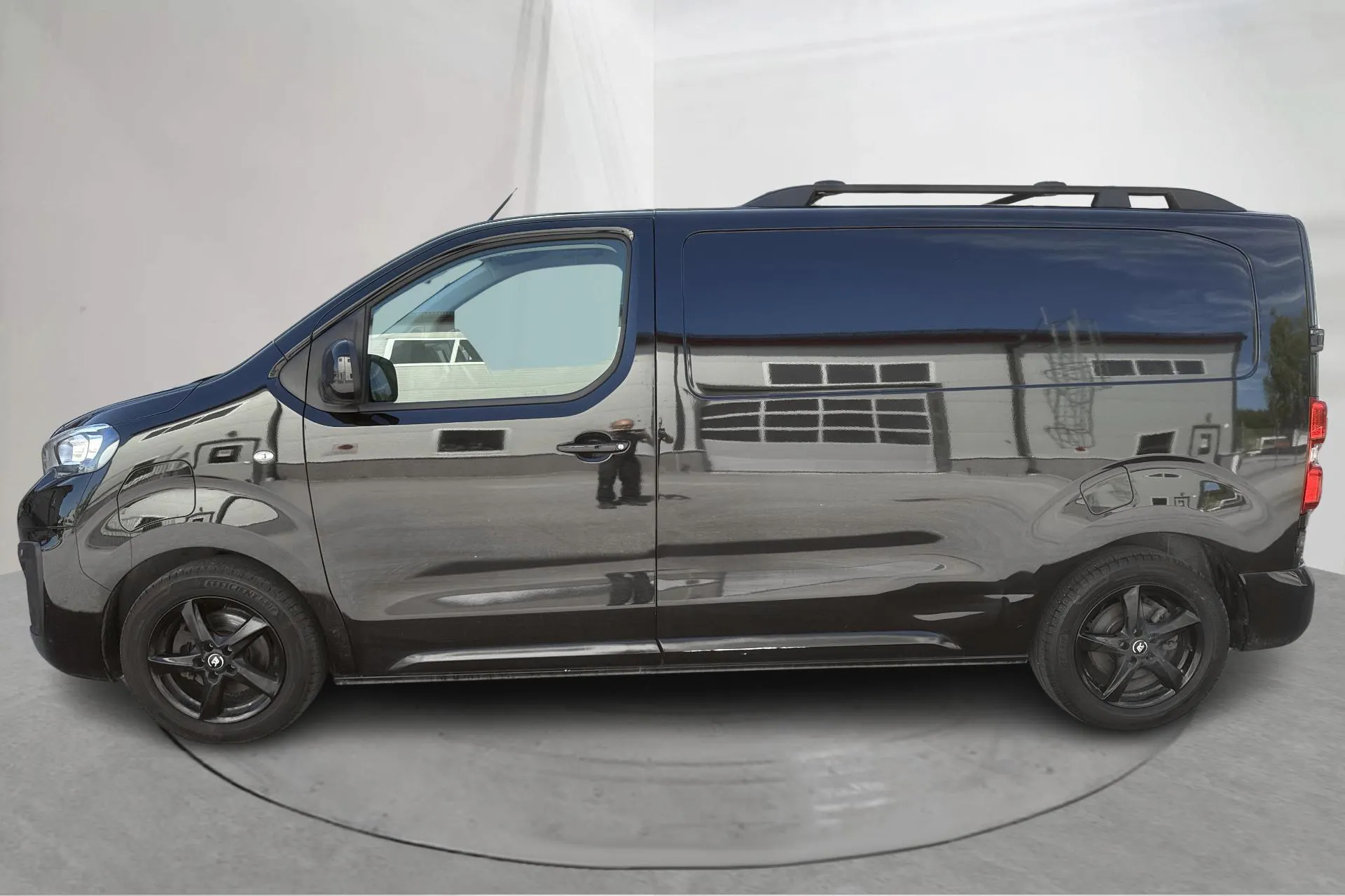Presentation photo 2 of 30: Peugeot e-Expert Skåp (136hk) - 85 200 km - Automatic - black - 2023