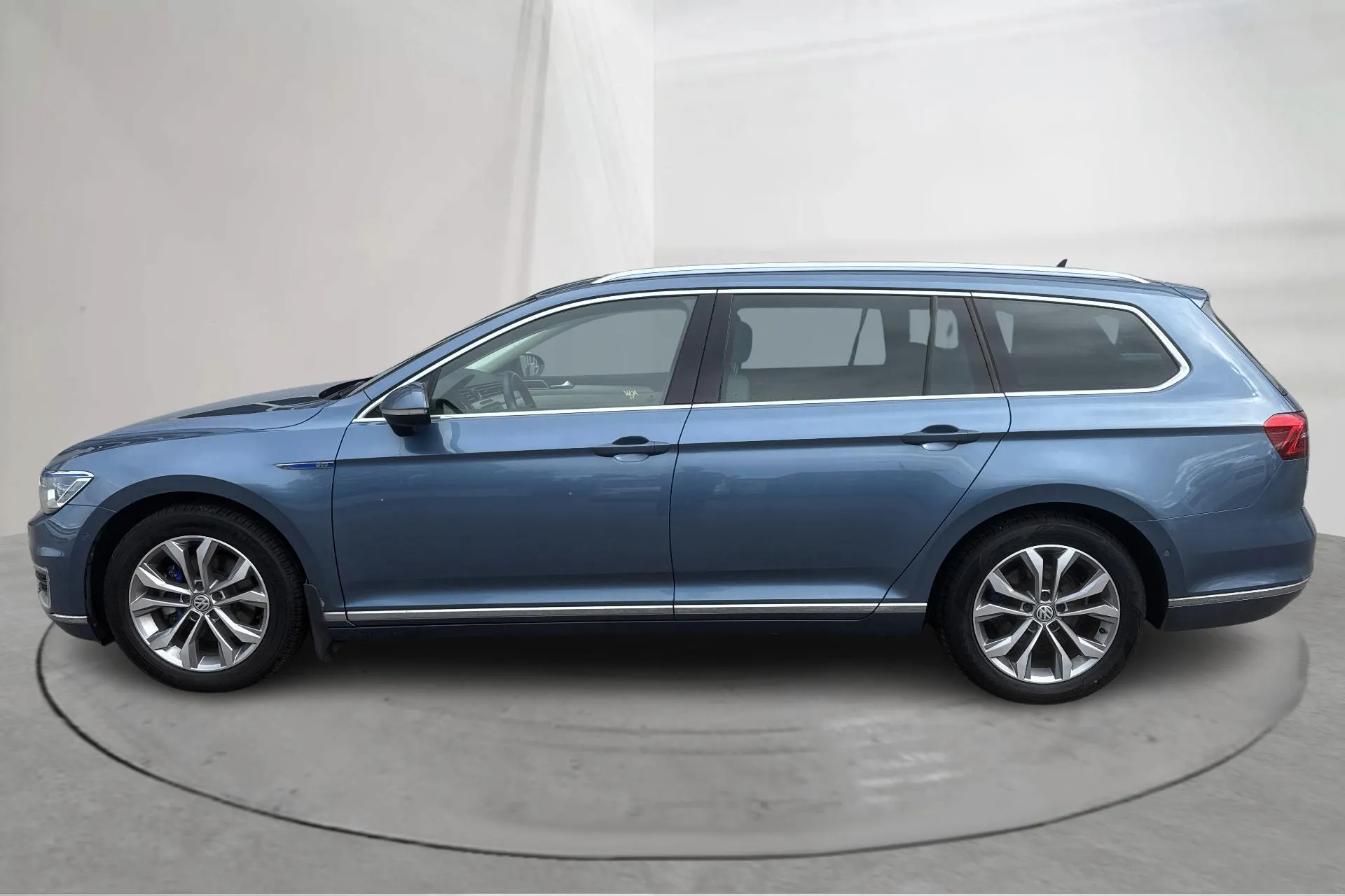 Presentation photo 2 of 18: VW Passat 1.4 Plug-in-Hybrid Sportscombi (218hk) - 272 690 km - Automatic - blue - 2017