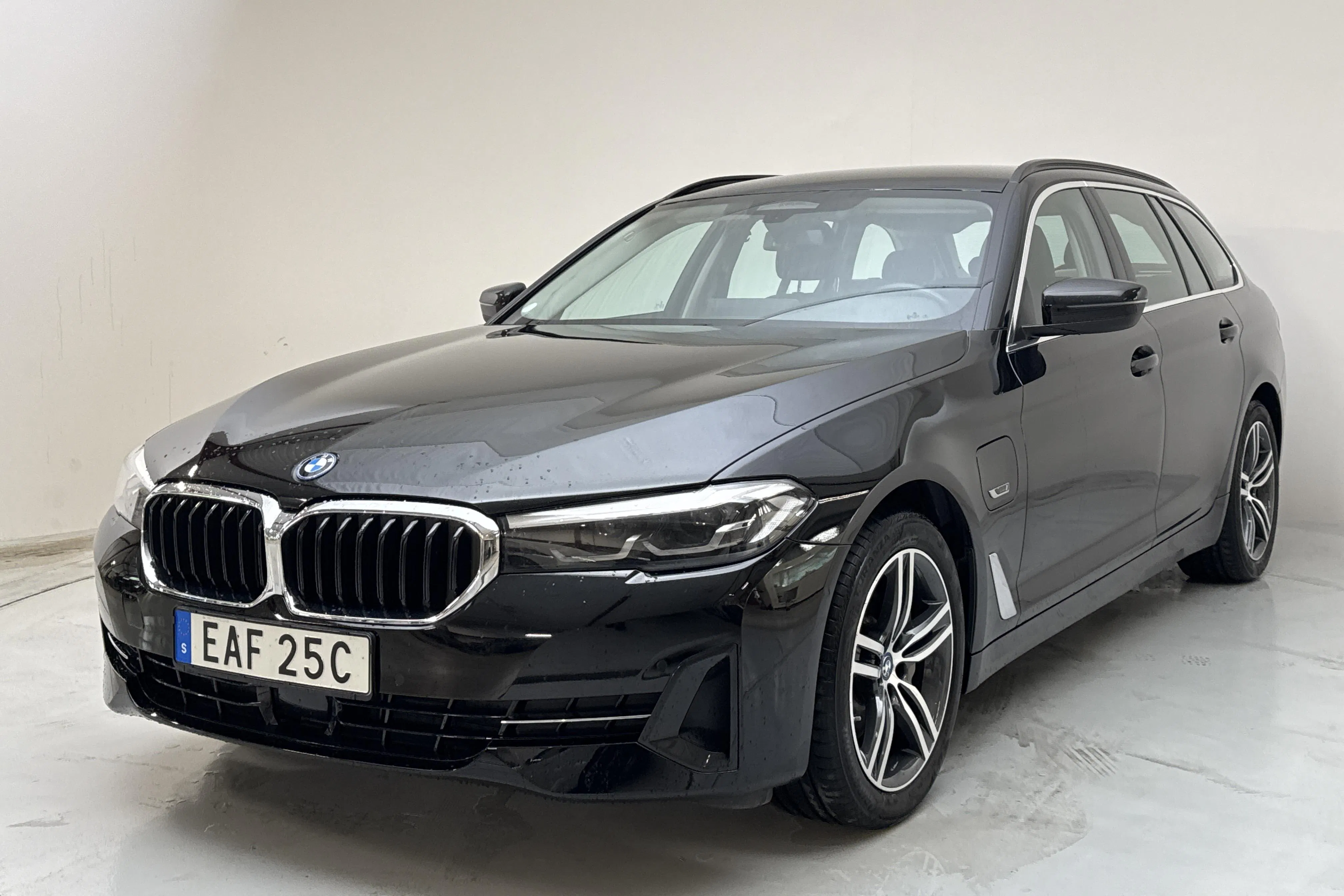 Presentationsfoto 1 av 17: BMW 530e Touring, G31 12kWh LCI (292hk) - 7 232 mil - Automat - svart - 2022