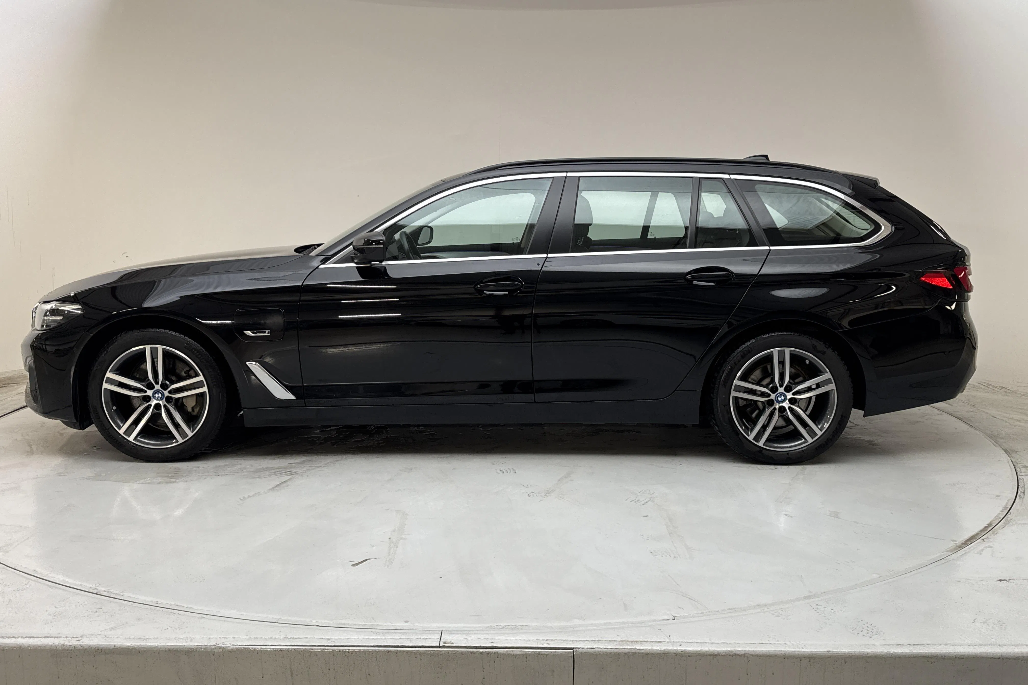 Presentationsfoto 2 av 17: BMW 530e Touring, G31 12kWh LCI (292hk) - 7 232 mil - Automat - svart - 2022