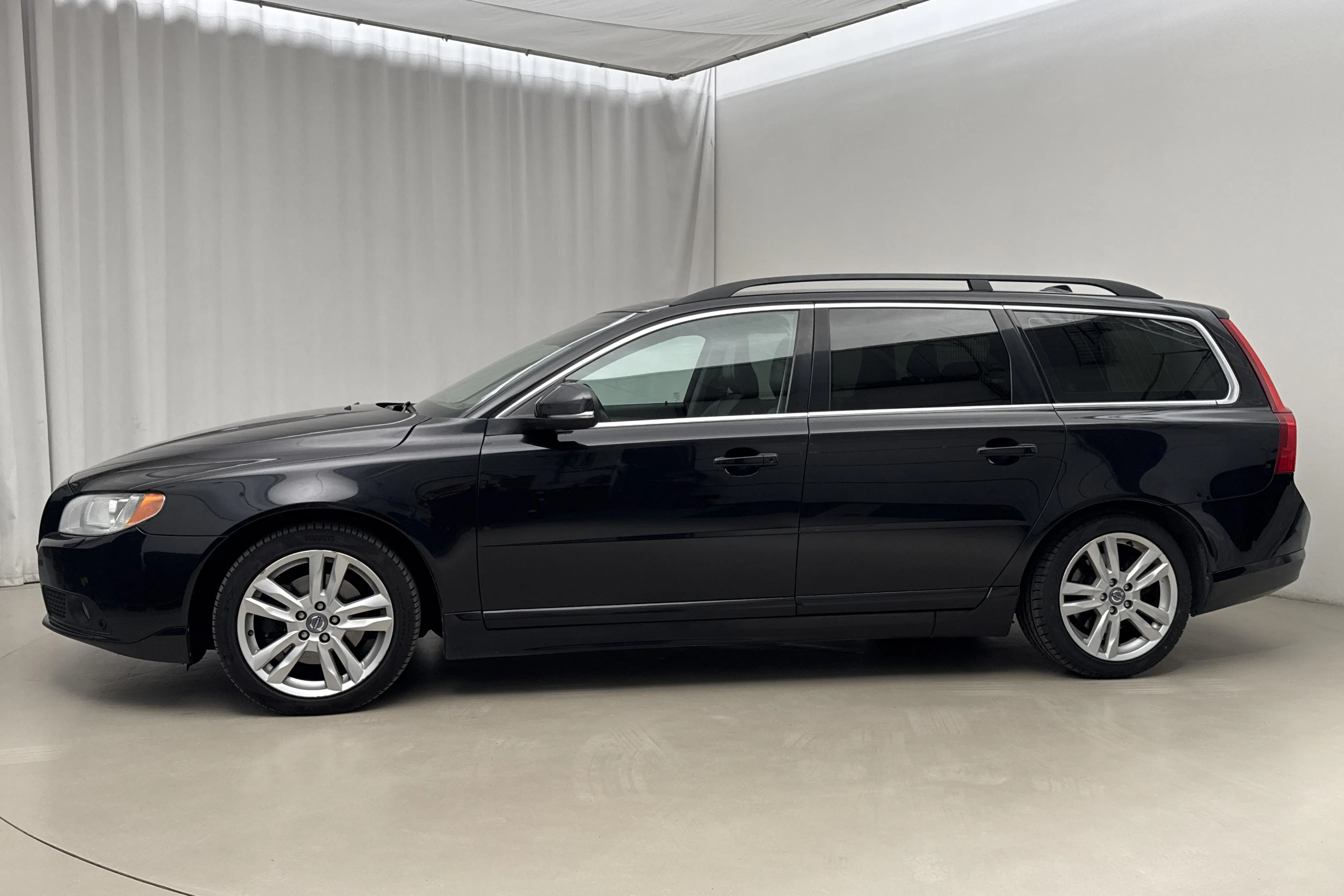 Presentation photo 2 of 17: Volvo V70 II D4 (163hk) - 23 776 Scandinavian mile - Manual - black - 2013