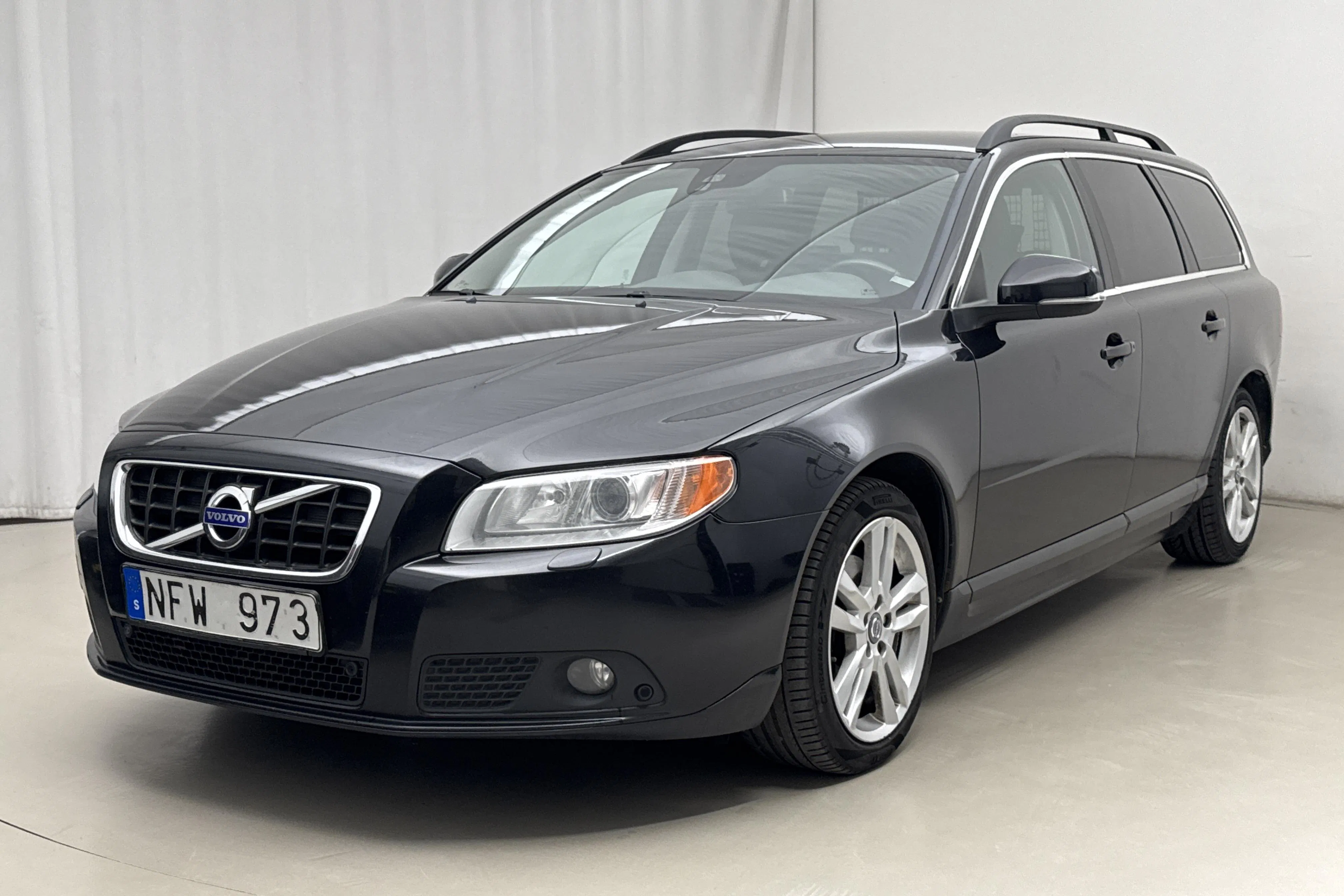 Presentation photo 1 of 17: Volvo V70 II D4 (163hk) - 23 776 Scandinavian mile - Manual - black - 2013
