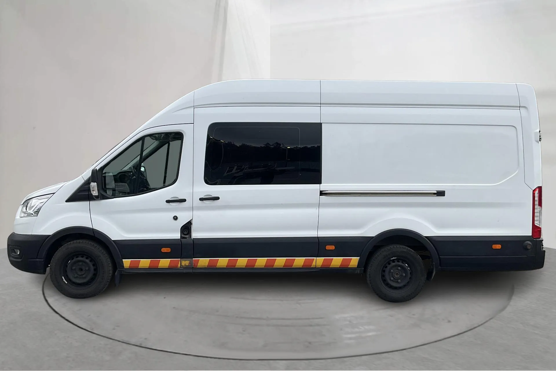 Presentation photo 2 of 17: Ford Transit 350 2.0 TDCi 2WD Skåp (185hk) - 122 860 km - Manual - white - 2021