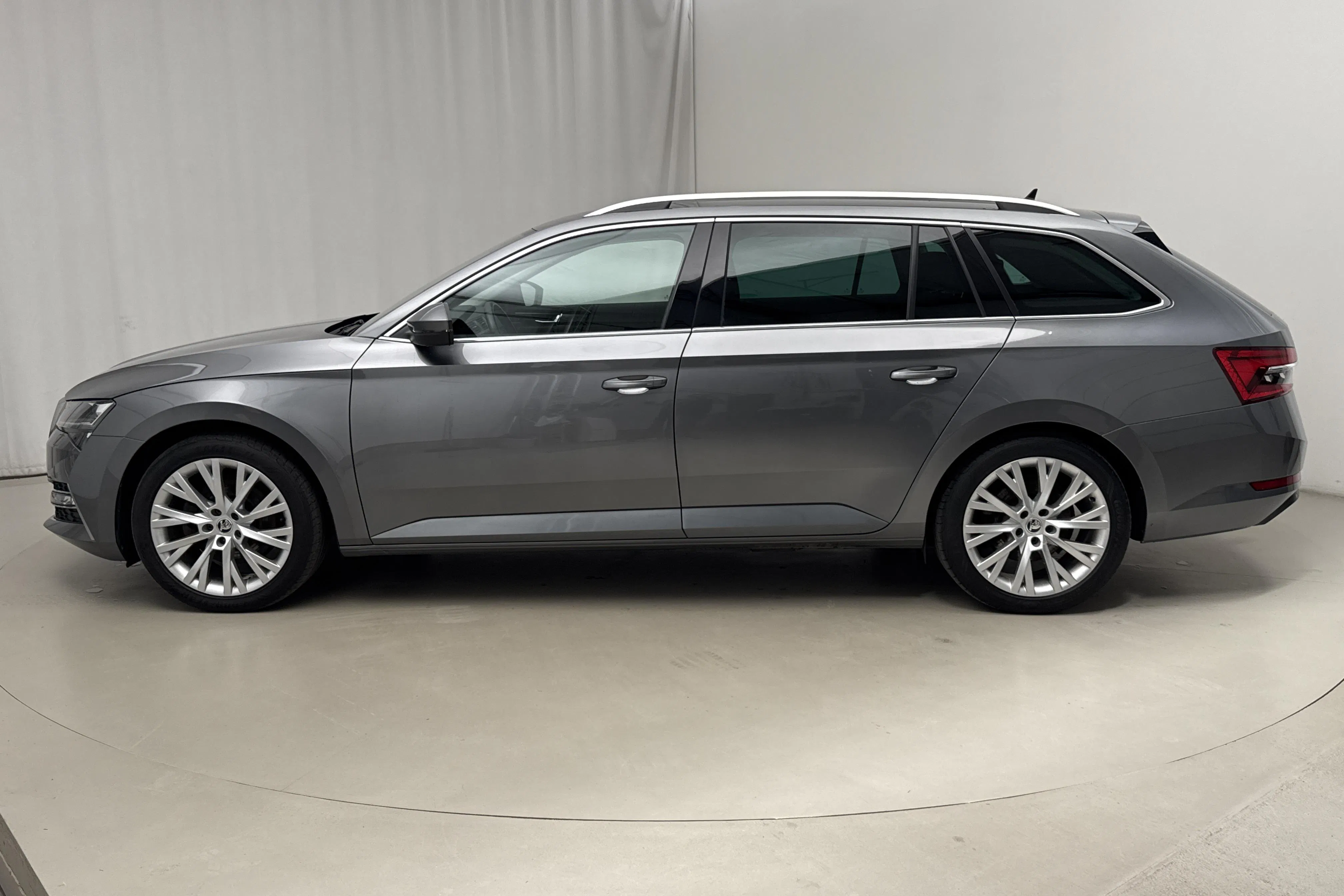 Presentationsfoto 2 av 21: Skoda Superb 1.4 TSI PHEV Kombi (218hk) - 13 106 mil - Automat - grå - 2023