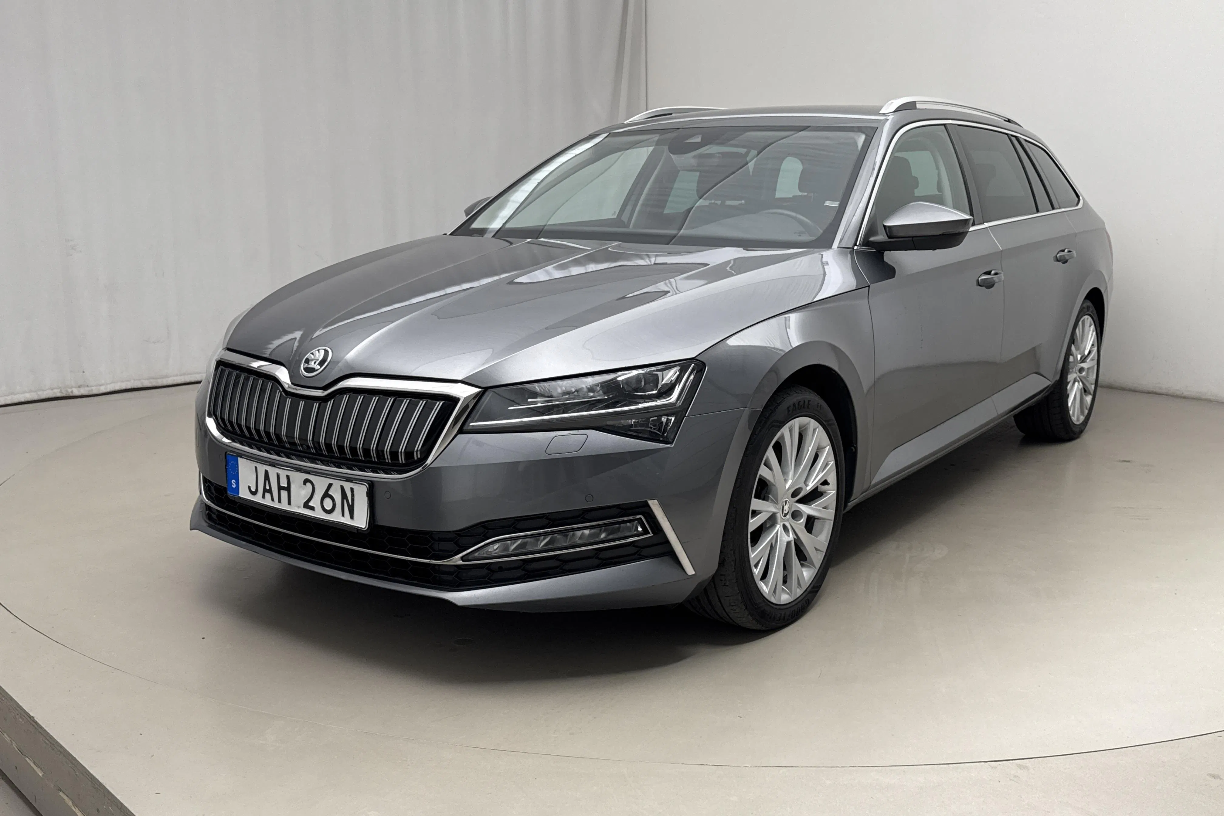 Presentationsfoto 1 av 21: Skoda Superb 1.4 TSI PHEV Kombi (218hk) - 13 106 mil - Automat - grå - 2023