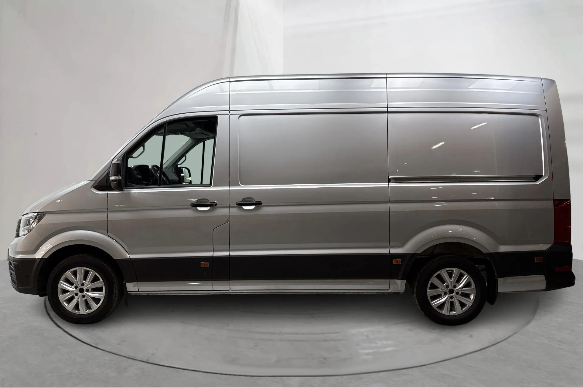 Presentation photo 2 of 23: VW Crafter 35 2.0 TDI Skåp 4Motion (177hk) - 41 360 km - Automatic - silver - 2022