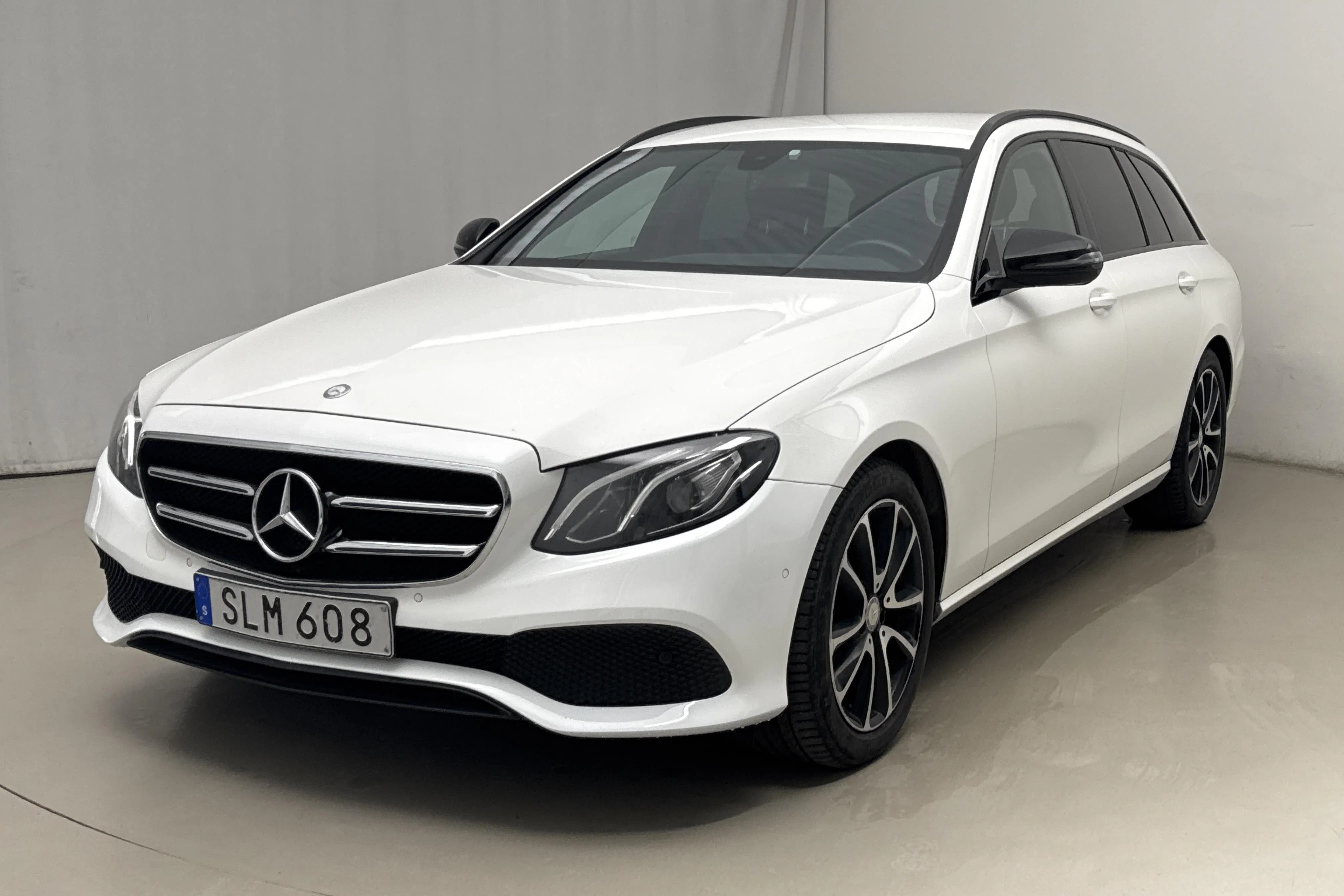 Presentationsfoto 1 av 17: Mercedes E 220 d Kombi S213 (194hk) - 22 509 mil - Automat - vit - 2017