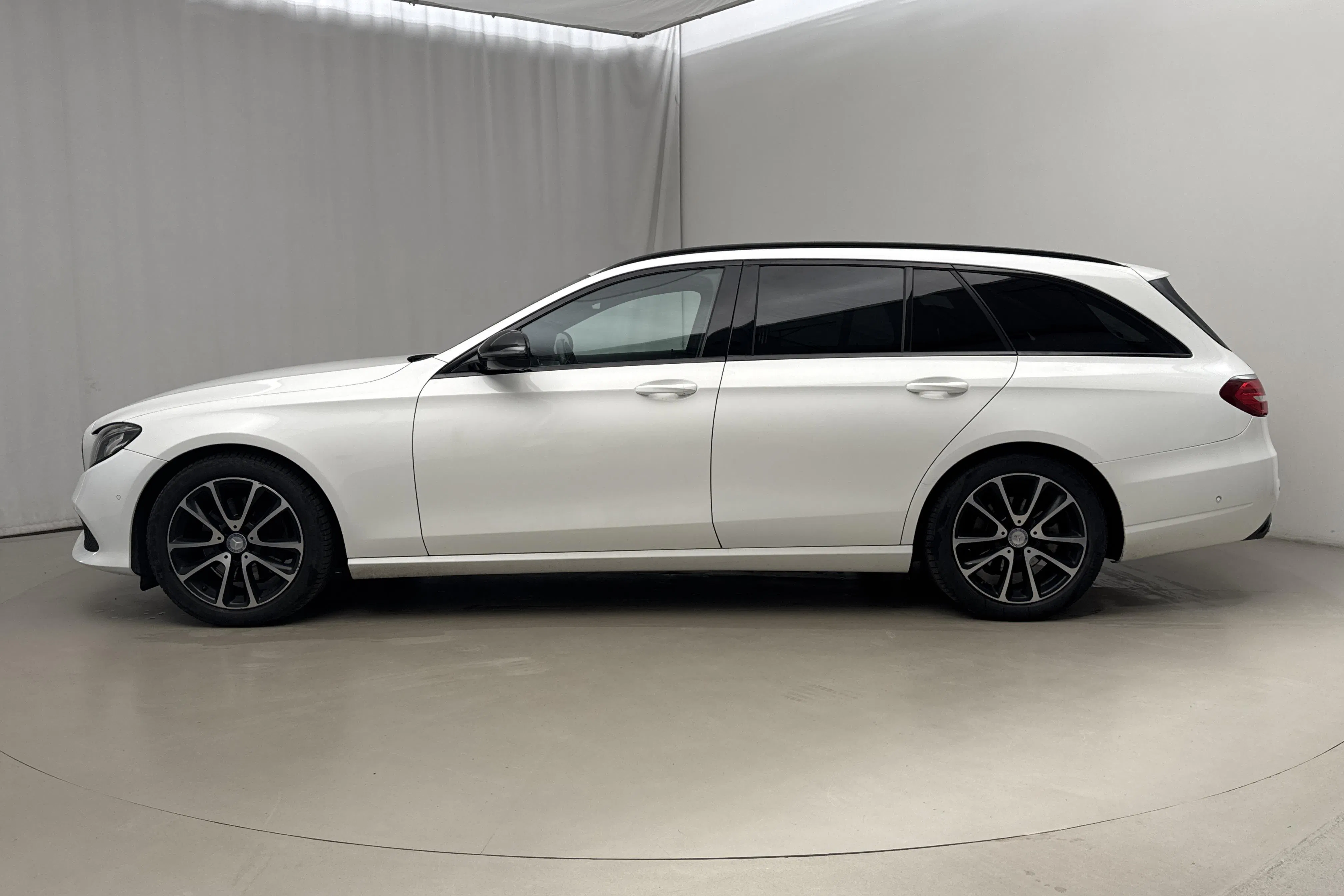 Presentationsfoto 2 av 17: Mercedes E 220 d Kombi S213 (194hk) - 22 509 mil - Automat - vit - 2017