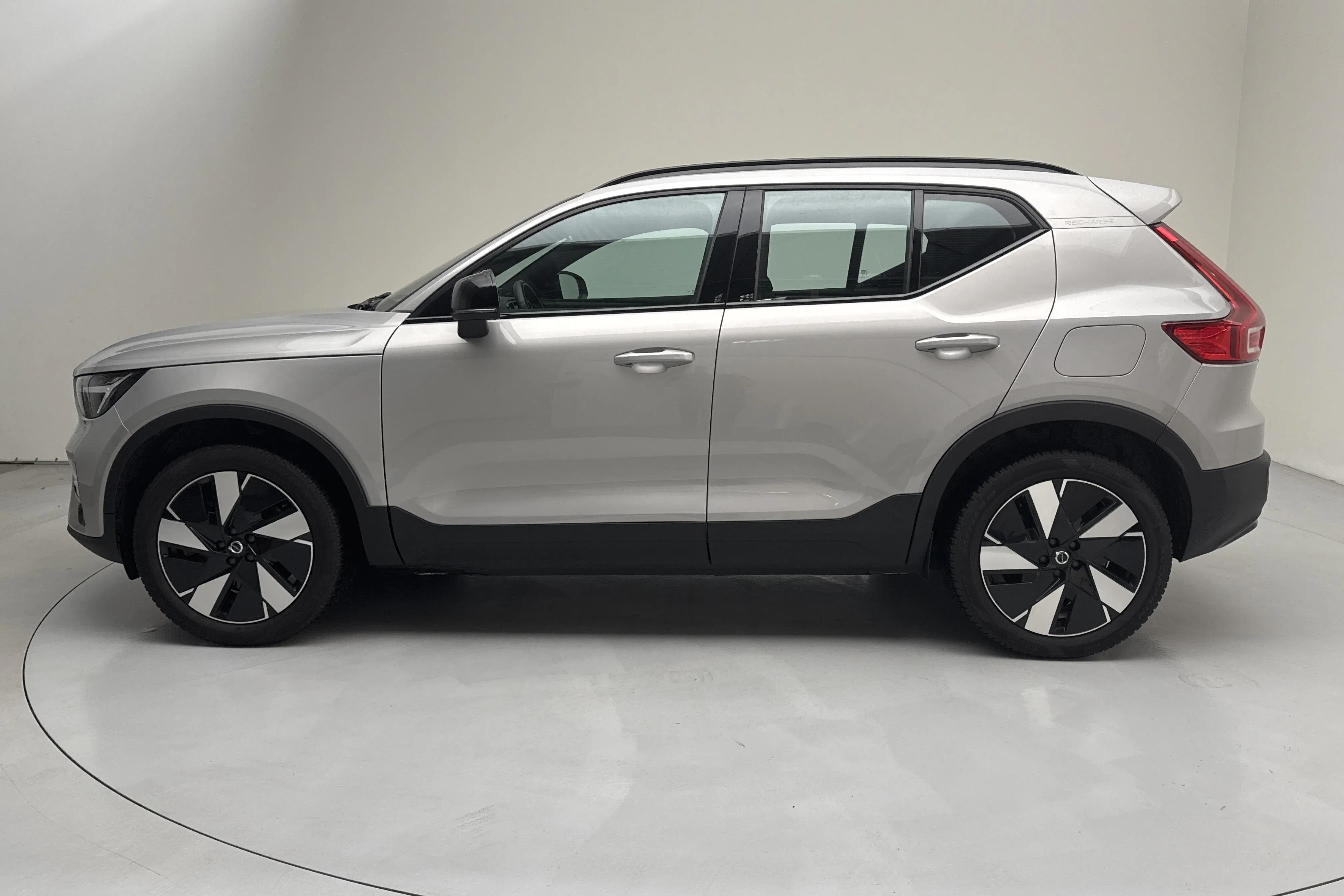 Presentationsfoto 2 av 19: Volvo XC40 Recharge Extended Range (252hk) - 14 342 mil - Automat - silver - 2024