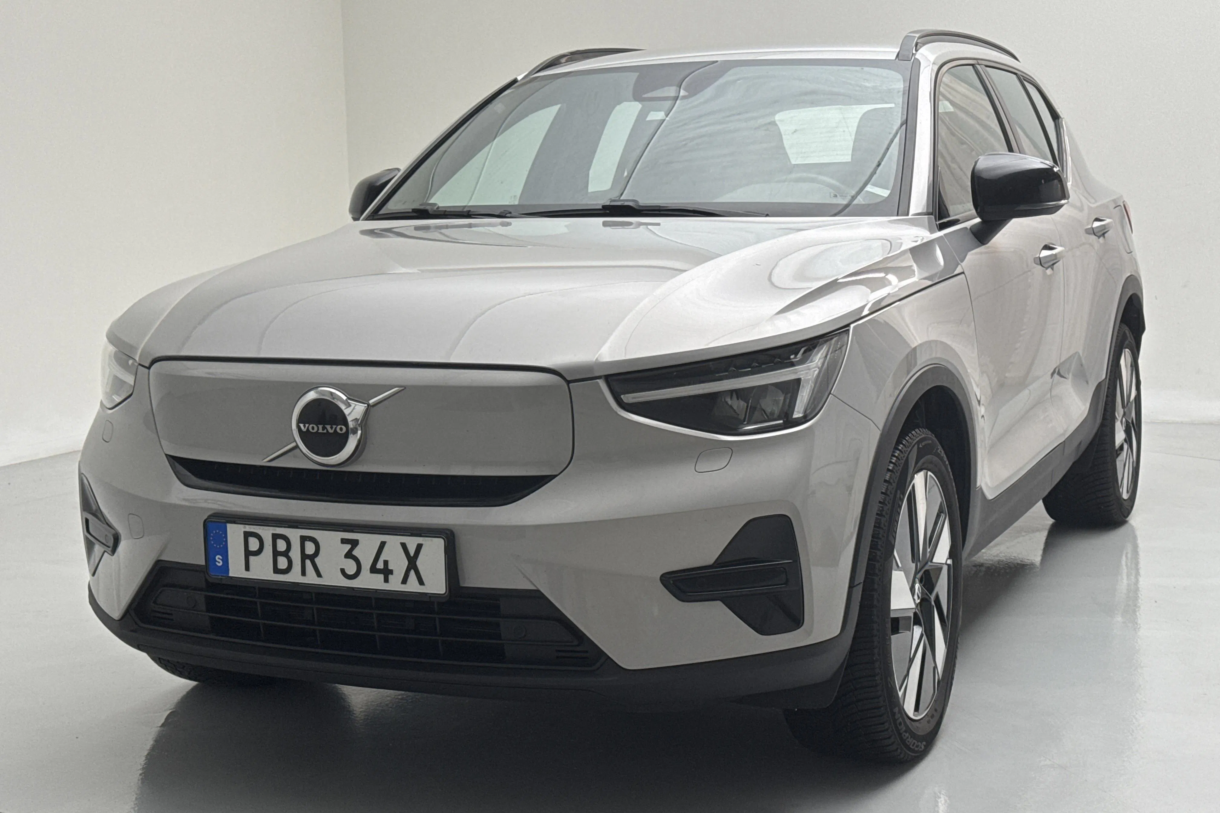 Presentationsfoto 1 av 19: Volvo XC40 Recharge Extended Range (252hk) - 14 342 mil - Automat - silver - 2024