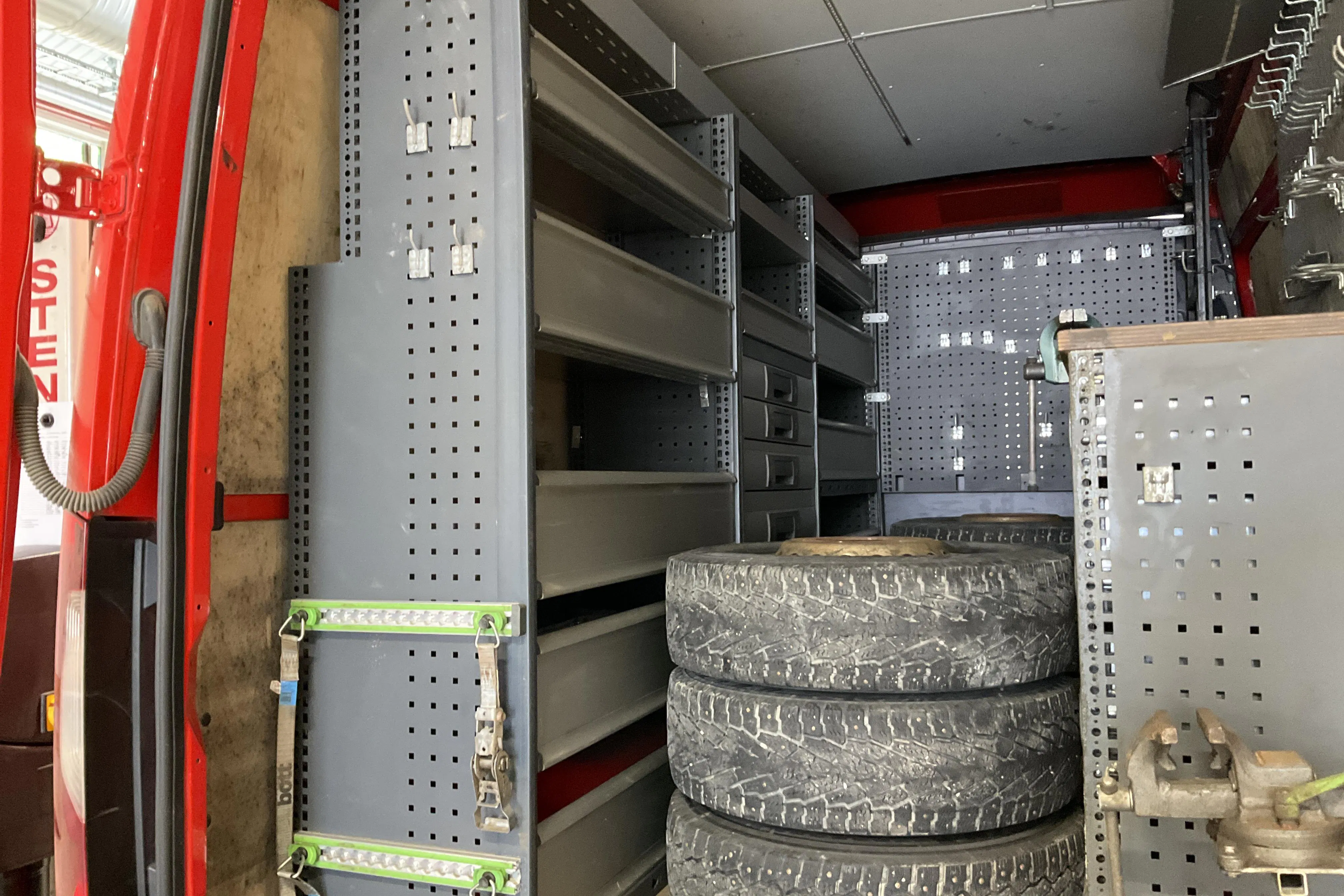 Presentation photo 16 of 16: Mercedes Sprinter 519 CDI Skåp RWD (190hk) - 145 500 km - Automatic - red - 2019