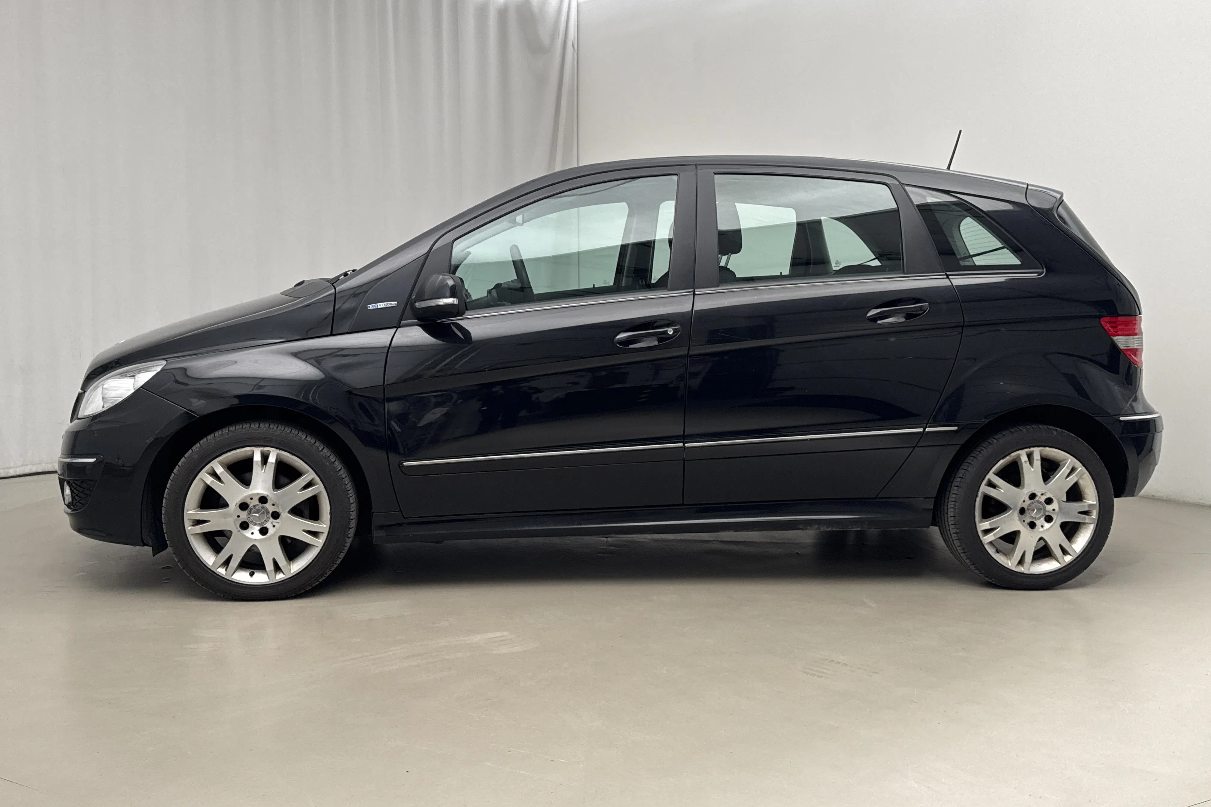 Presentation photo 2 of 15: Mercedes B 180 NGT BlueEfficiency (116hk) - 216 940 km - Manual - black - 2010