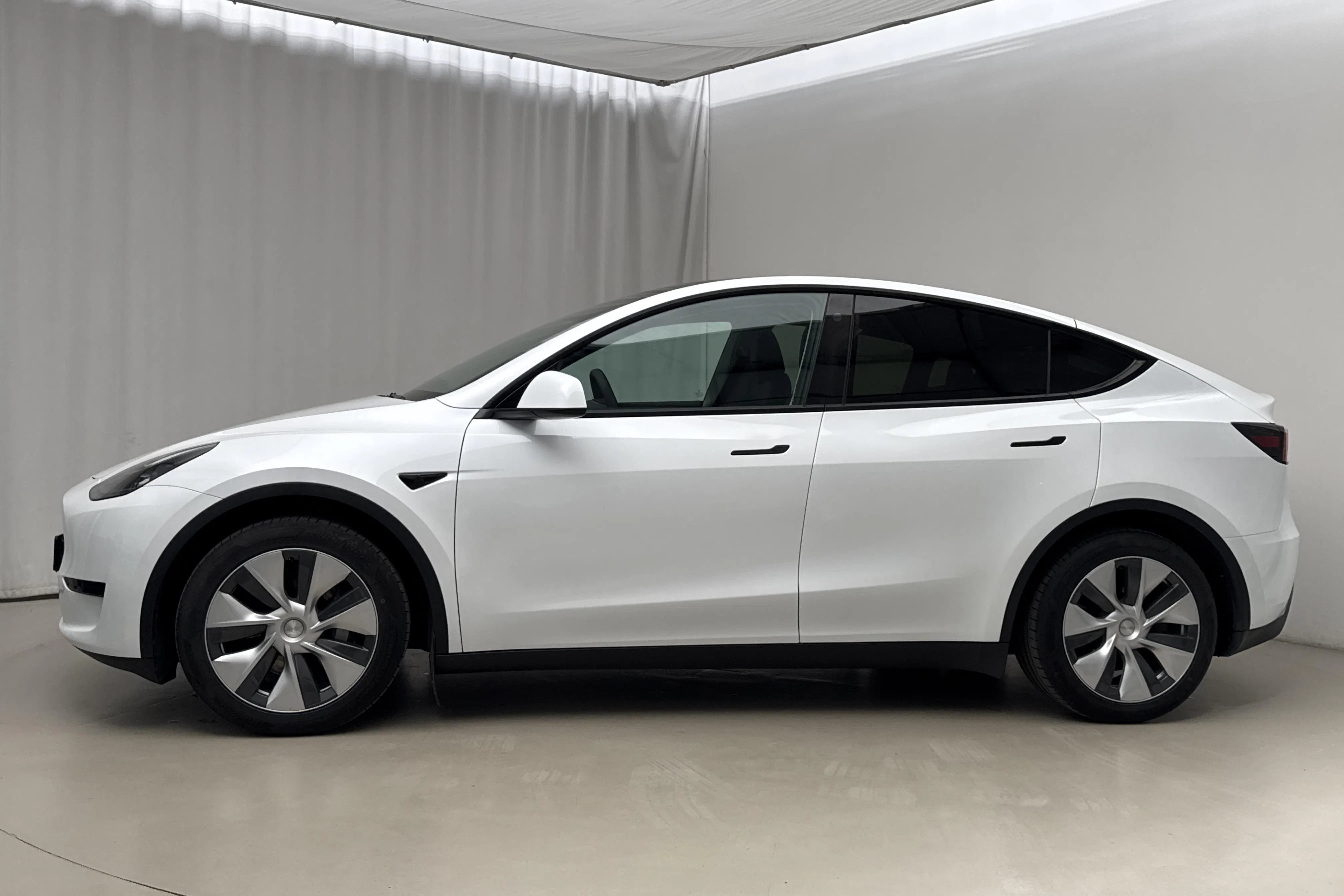 Presentationsfoto 2 av 23: Tesla Model Y RWD - 5 654 mil - Automat - vit - 2023