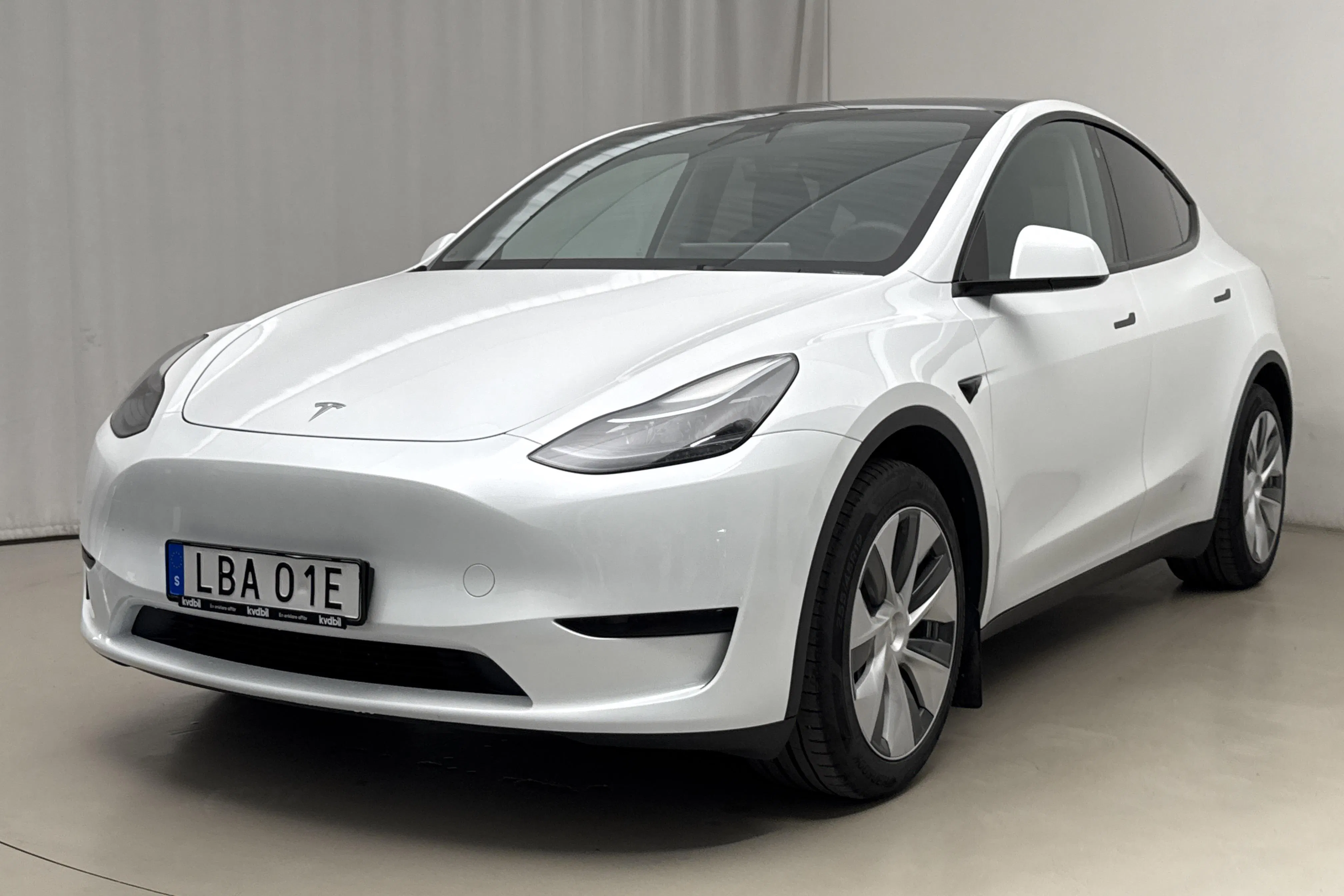 Presentationsfoto 1 av 23: Tesla Model Y RWD - 5 654 mil - Automat - vit - 2023