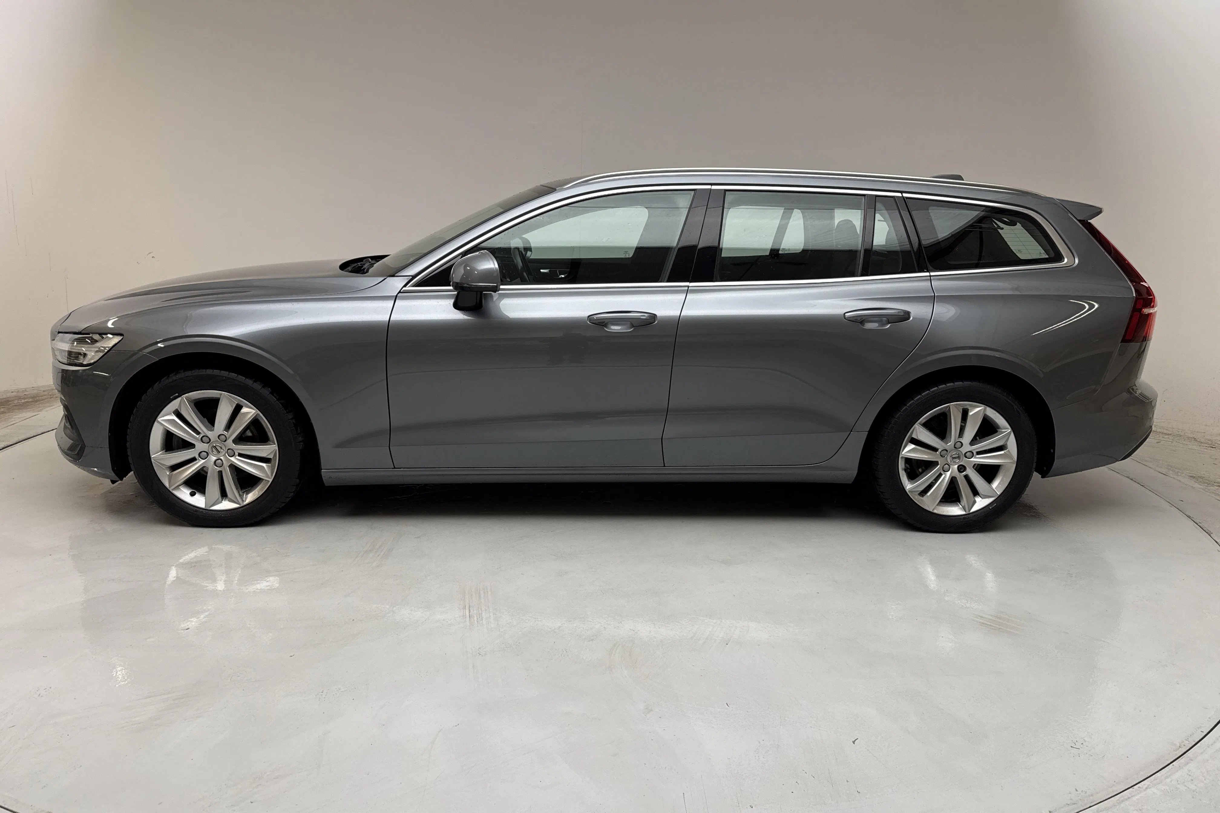 Presentationsfoto 2 av 15: Volvo V60 D3 (150hk) - 10 173 mil - Automat - grå - 2020