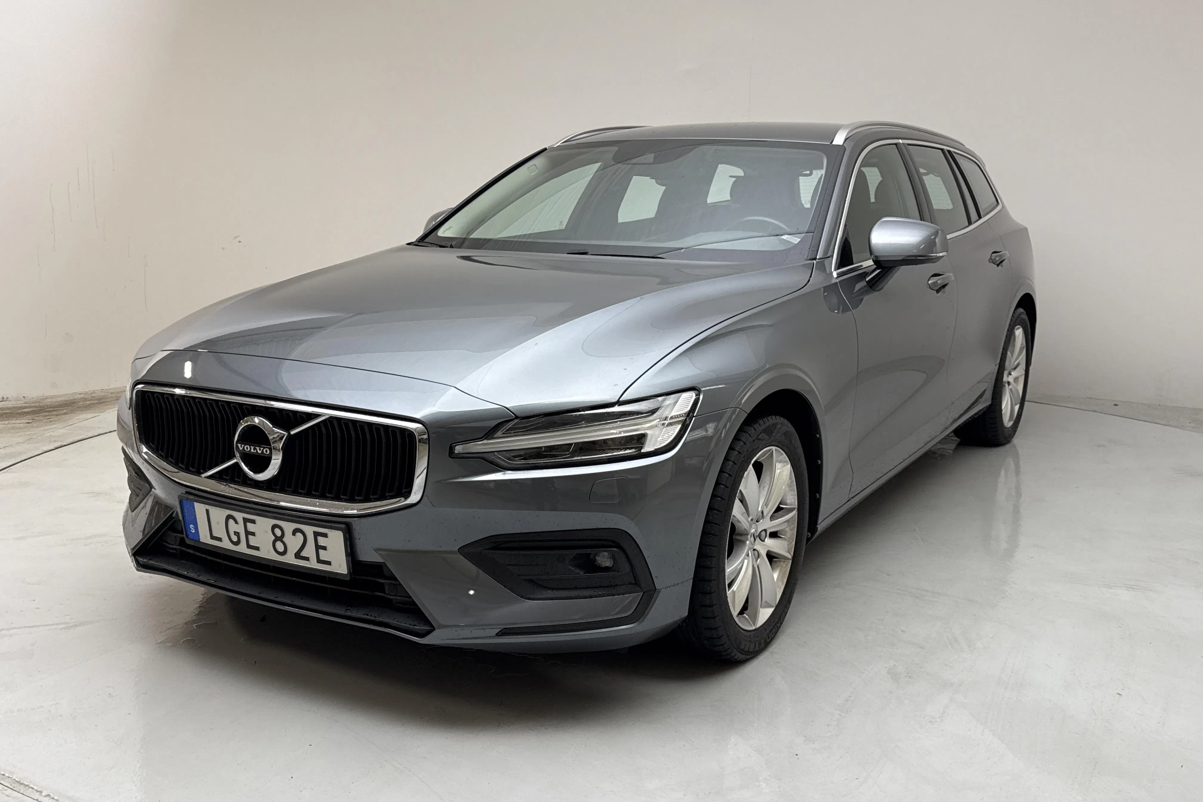 Presentationsfoto 1 av 15: Volvo V60 D3 (150hk) - 10 173 mil - Automat - grå - 2020