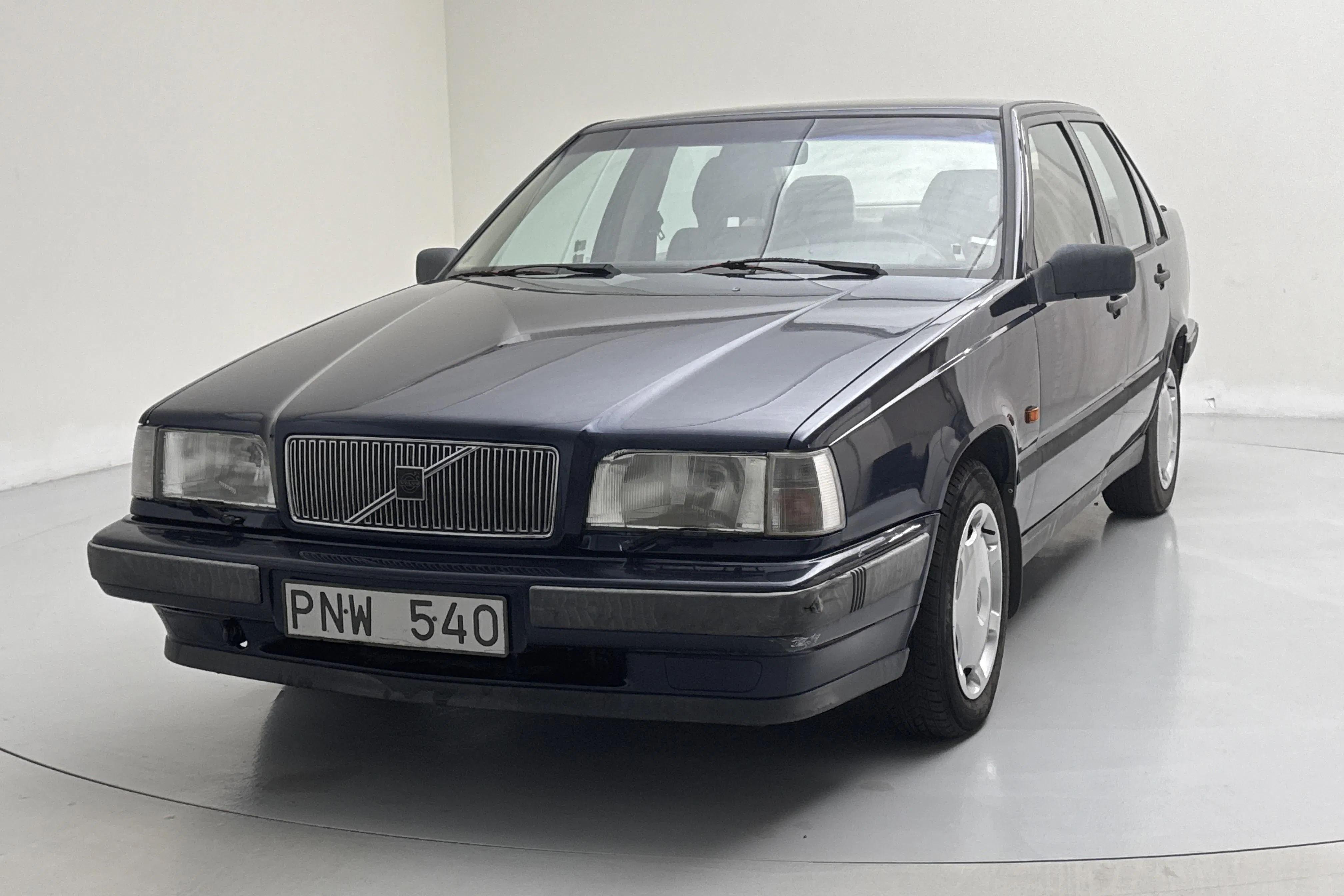 Presentationsfoto 1 av 11: Volvo 850 2.5 GLE (140hk) - 10 895 mil - Manuell - Ljusblå - 1993