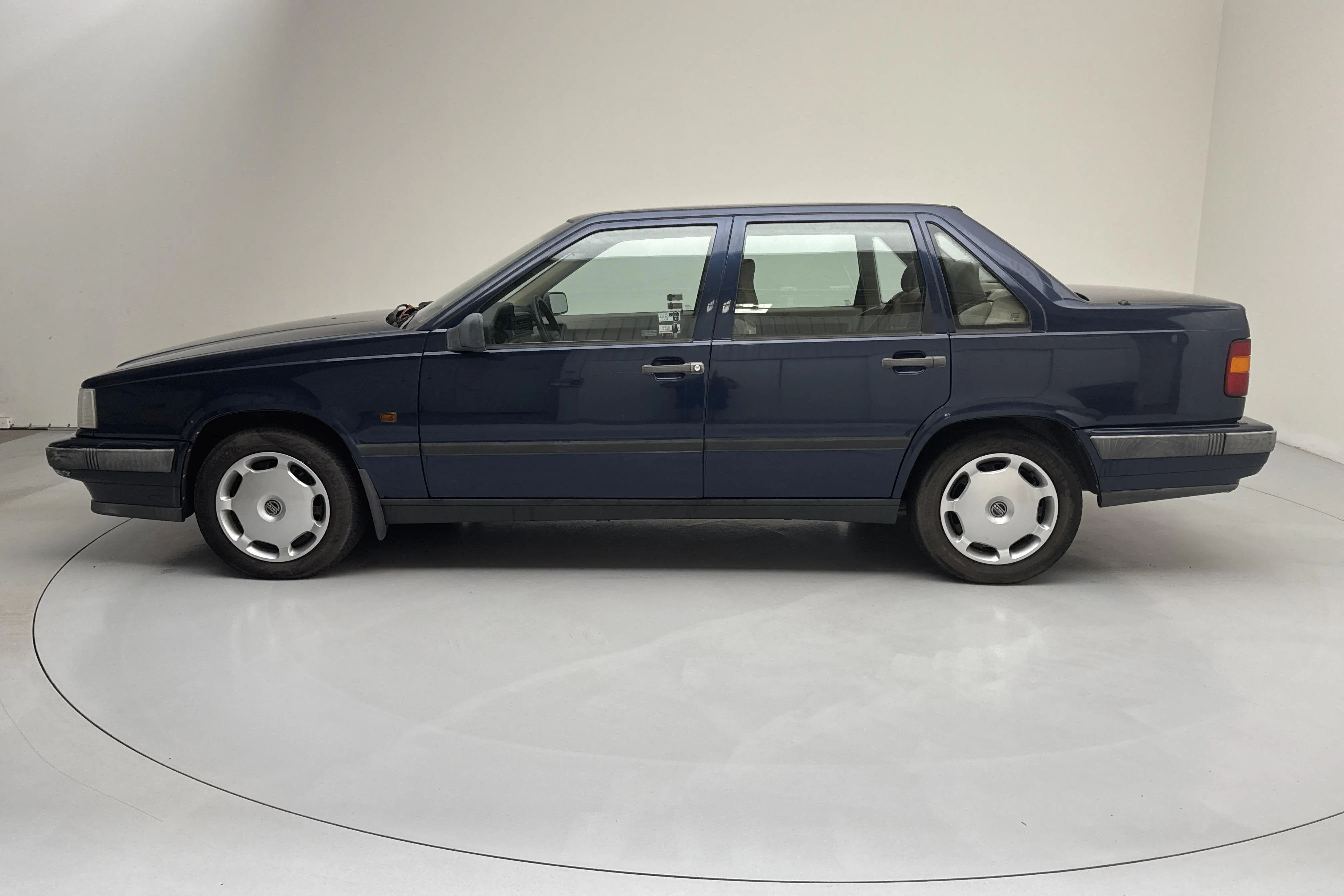 Presentationsfoto 2 av 11: Volvo 850 2.5 GLE (140hk) - 10 895 mil - Manuell - Ljusblå - 1993