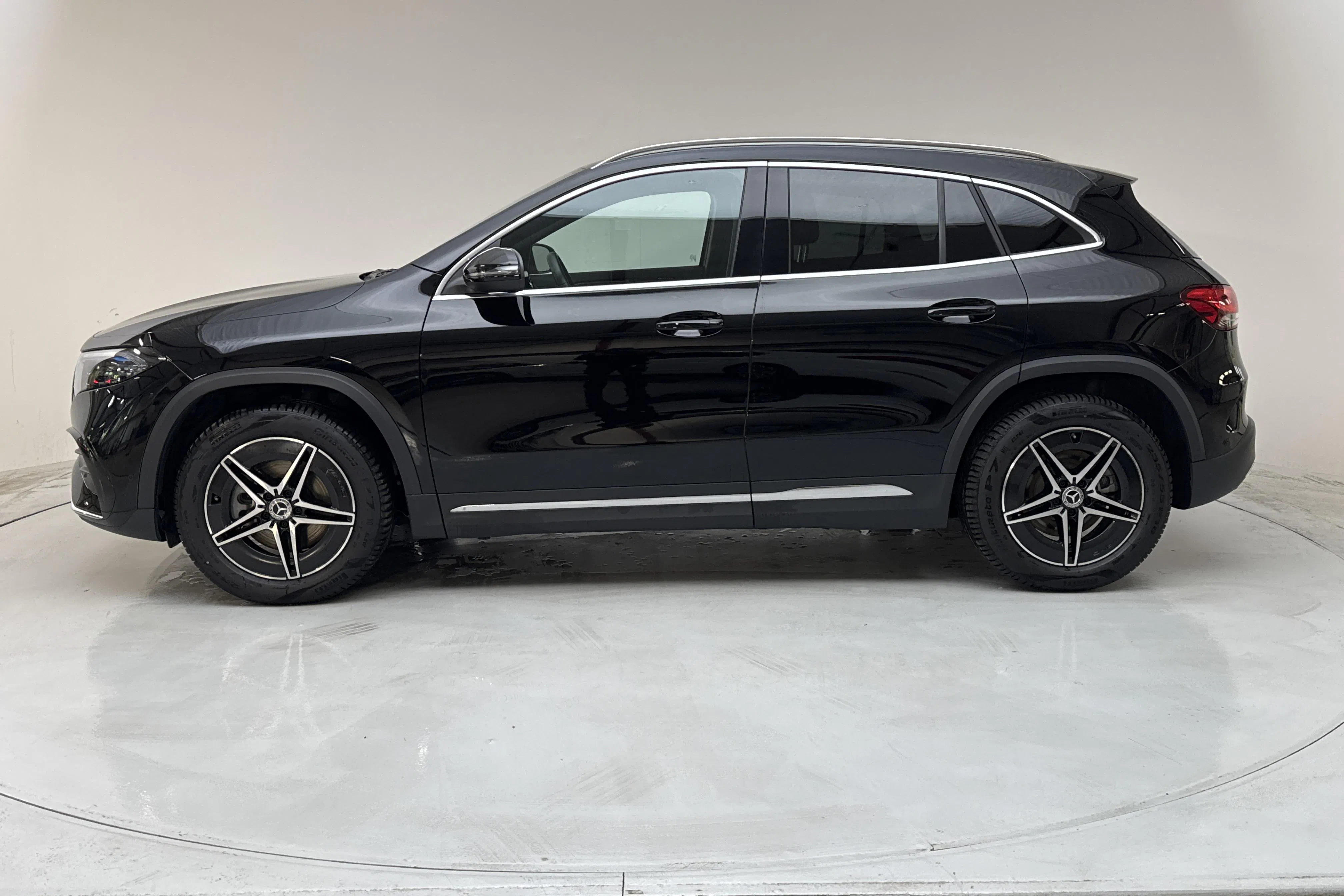 Præsentationsfoto 2 af 21: Mercedes EQA 300 4Matic H243 (228hk) - 28 190 kilometer - Salgsautomat - Sort - 2024