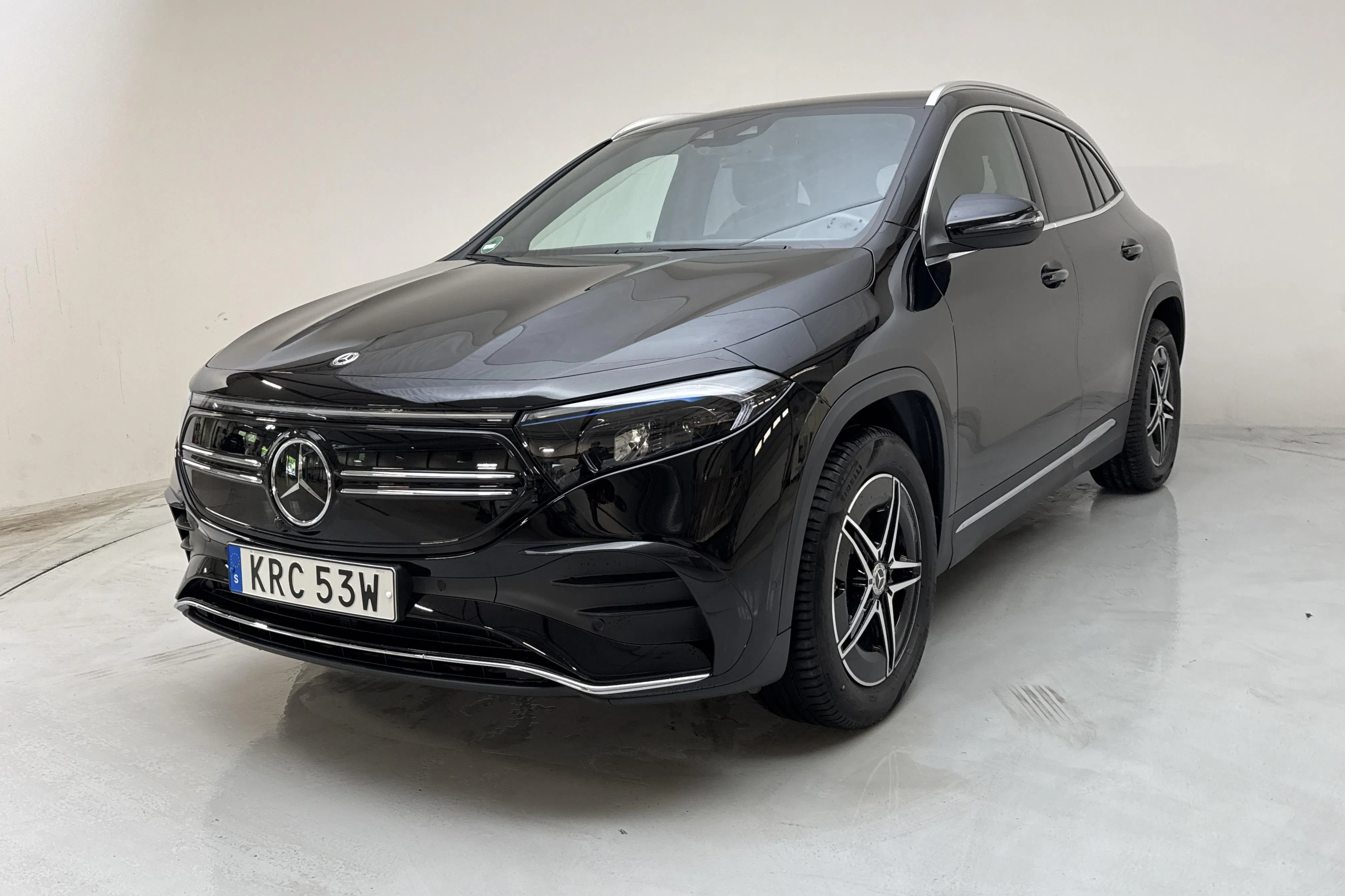 Præsentationsfoto 1 af 21: Mercedes EQA 300 4Matic H243 (228hk) - 28 190 kilometer - Salgsautomat - Sort - 2024