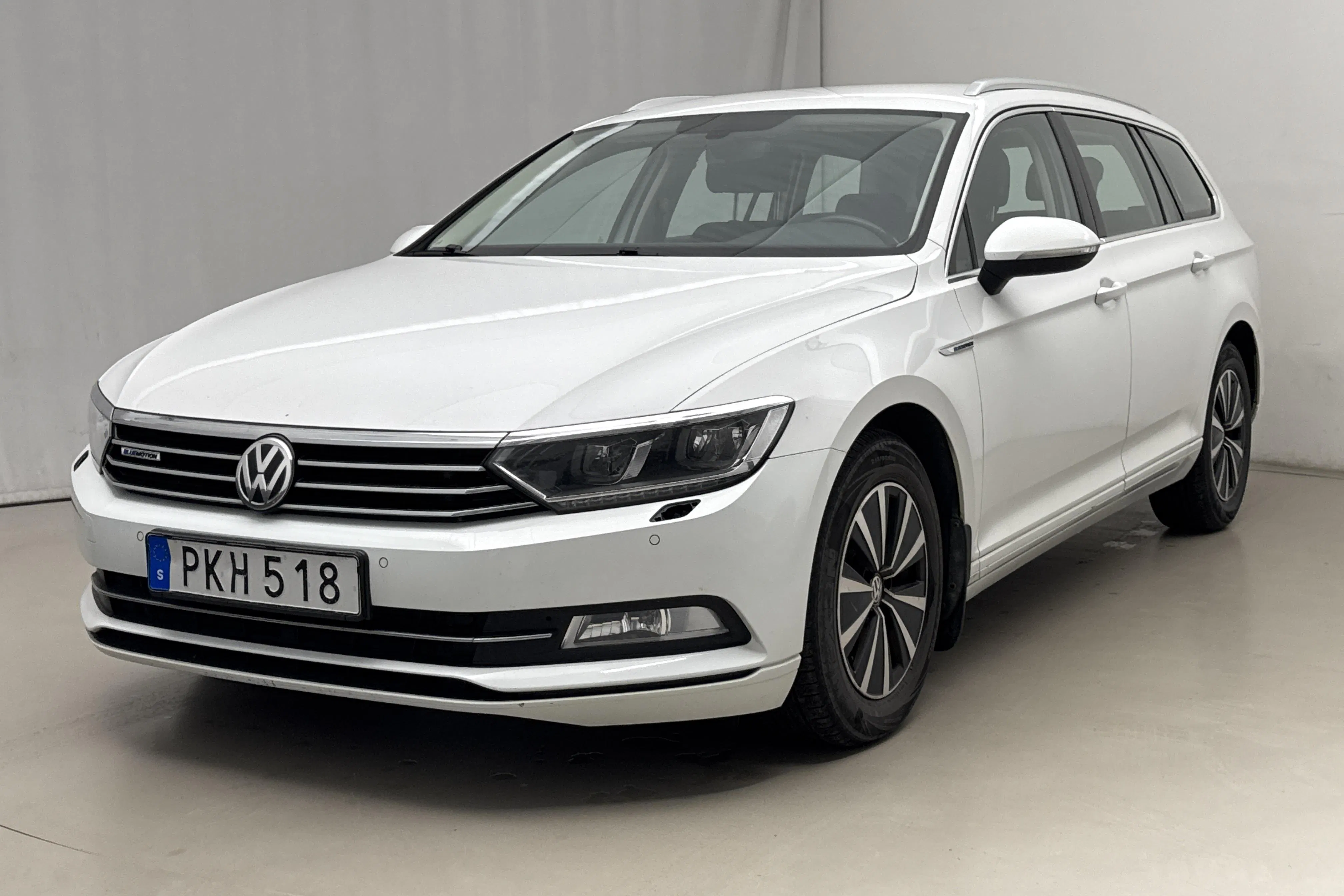 Presentationsfoto 1 av 17: VW Passat 2.0 TDI Sportscombi (150hk) - 18 706 mil - Manuell - vit - 2017