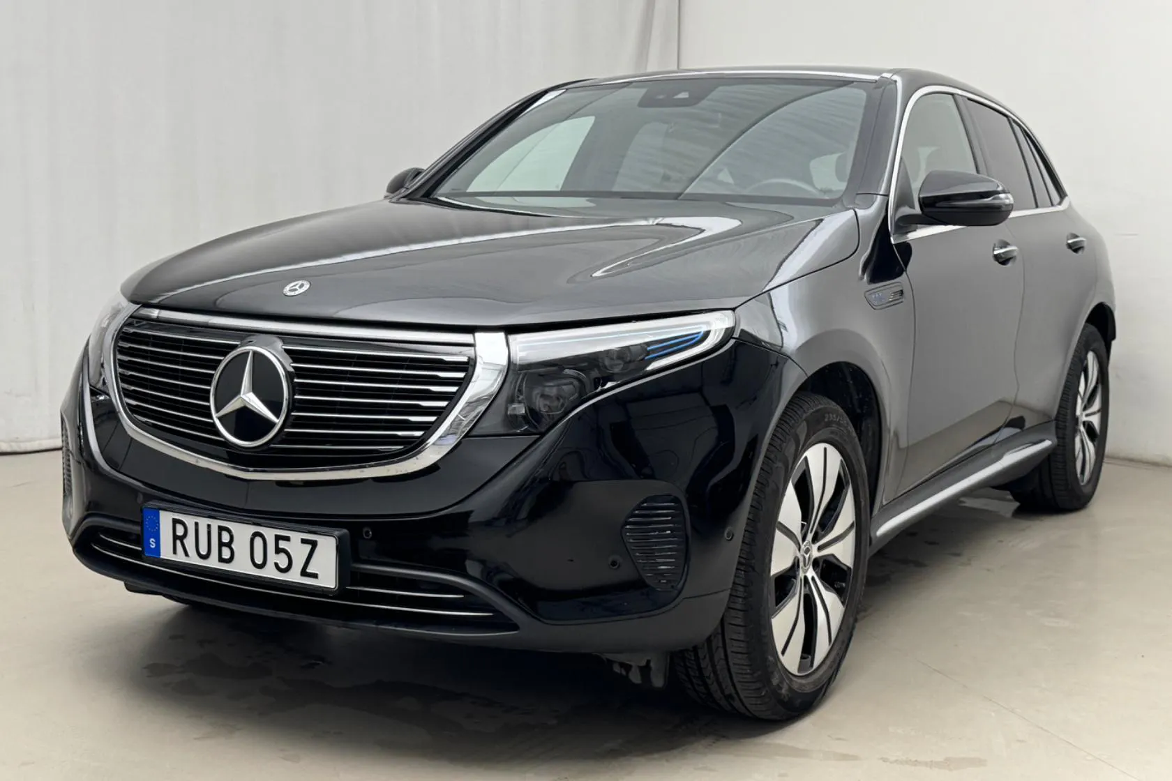 Presentationsfoto 1 av 19: Mercedes EQC 400 4MATIC 80kWh N293 (408hk) - 8 450 mil - Automat - svart - 2021