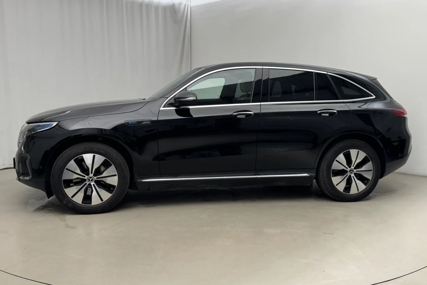Presentationsfoto 2 av 19: Mercedes EQC 400 4MATIC 80kWh N293 (408hk) - 8 450 mil - Automat - svart - 2021