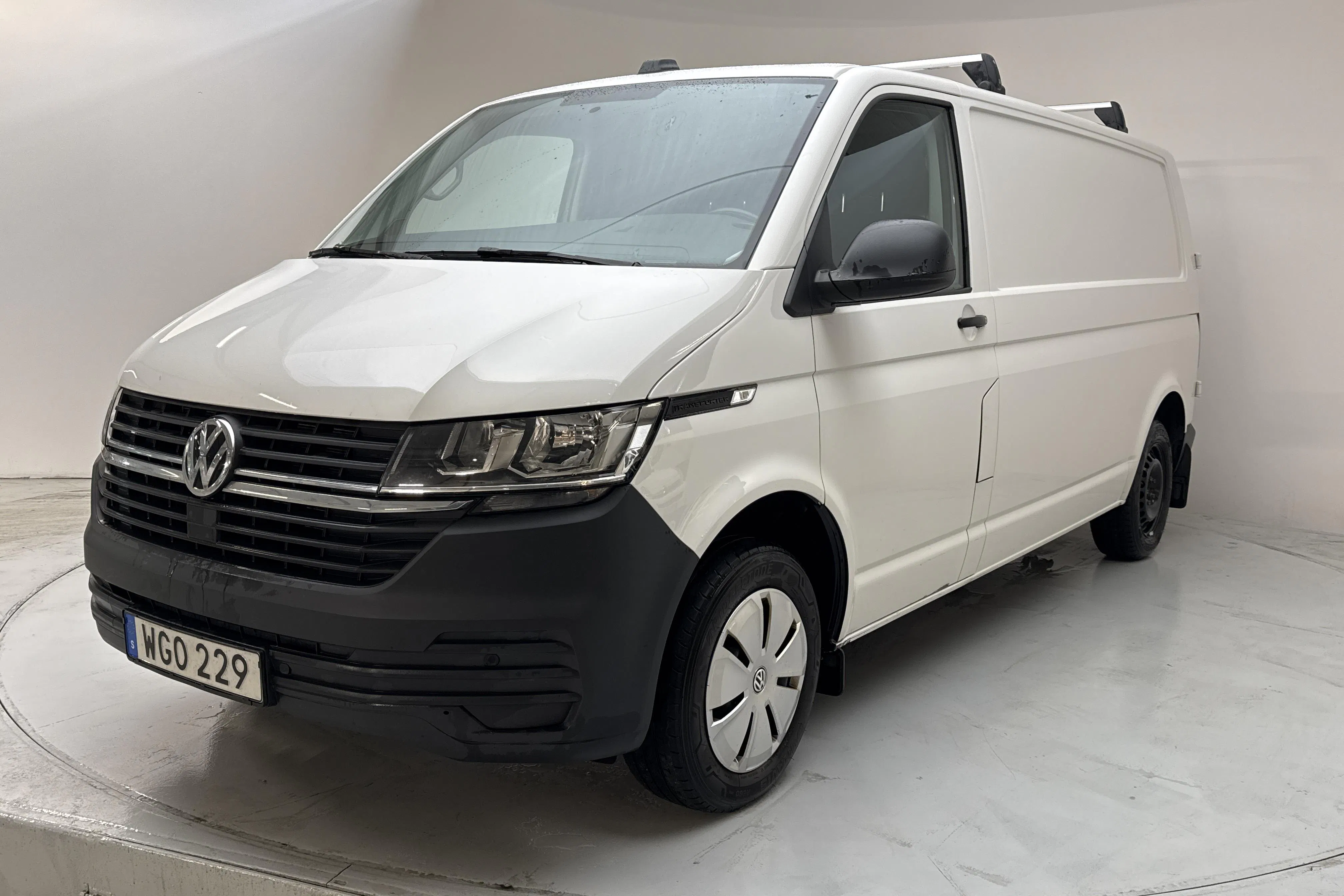 Presentationsfoto 1 av 13: VW Transporter T6.1 Skåp TDI (150hk) - 7 384 mil - Automat - vit - 2023