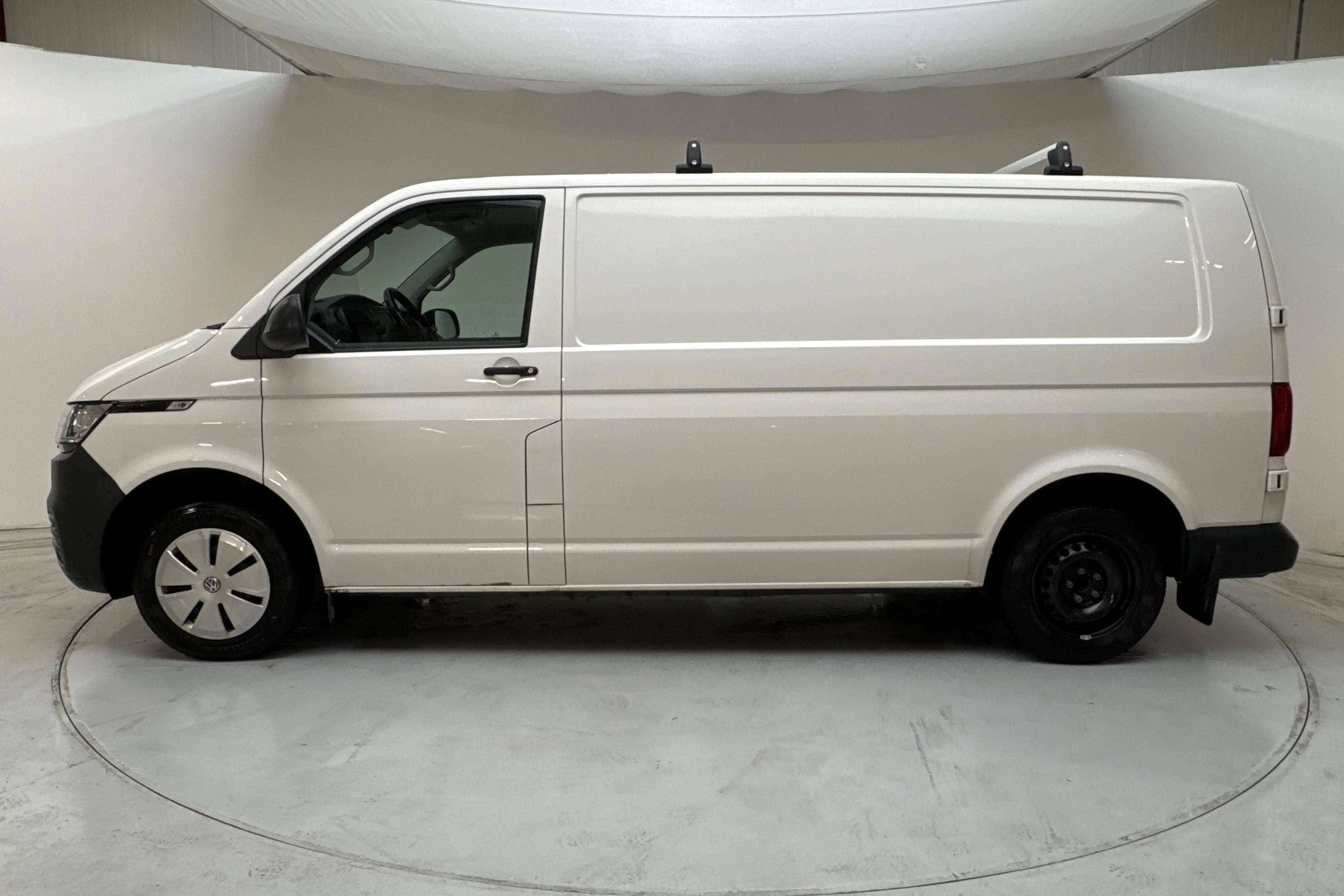 Presentationsfoto 2 av 13: VW Transporter T6.1 Skåp TDI (150hk) - 7 384 mil - Automat - vit - 2023