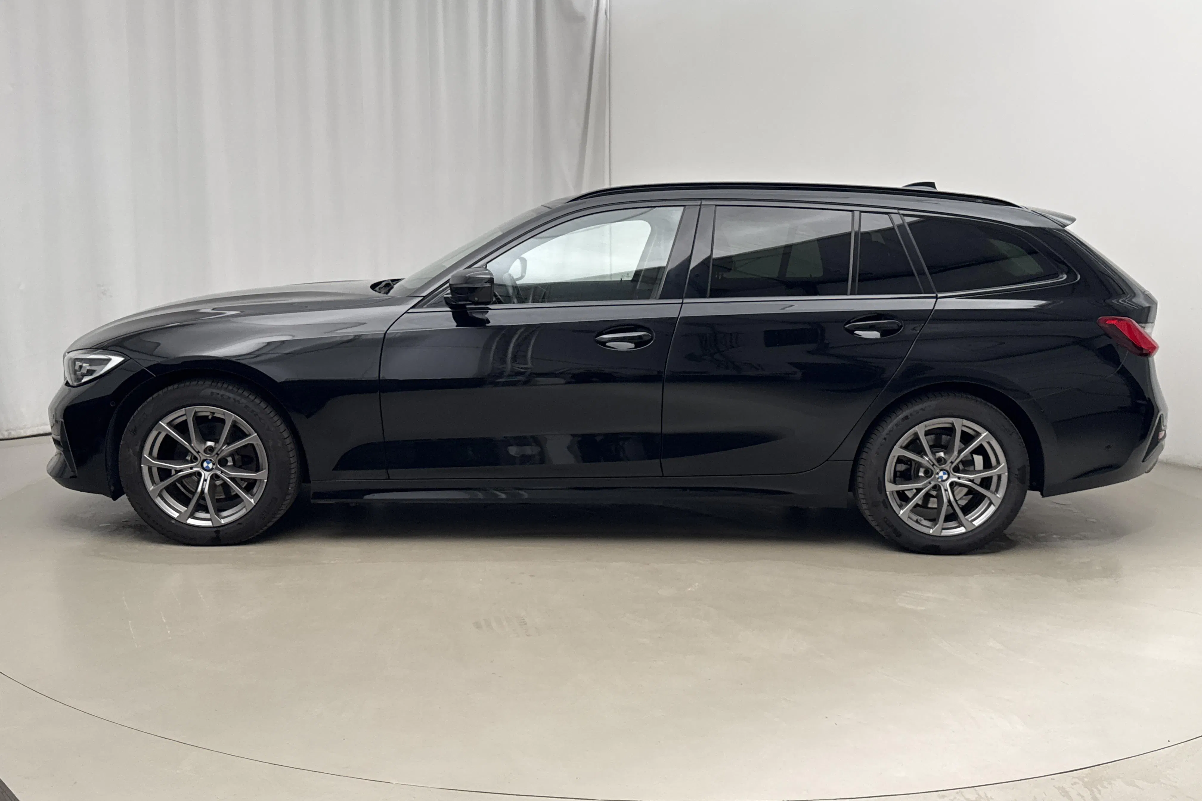 Presentationsfoto 2 av 18: BMW 320d xDrive Touring, G21 (190hk+11hk) - 9 729 mil - Automat - svart - 2021