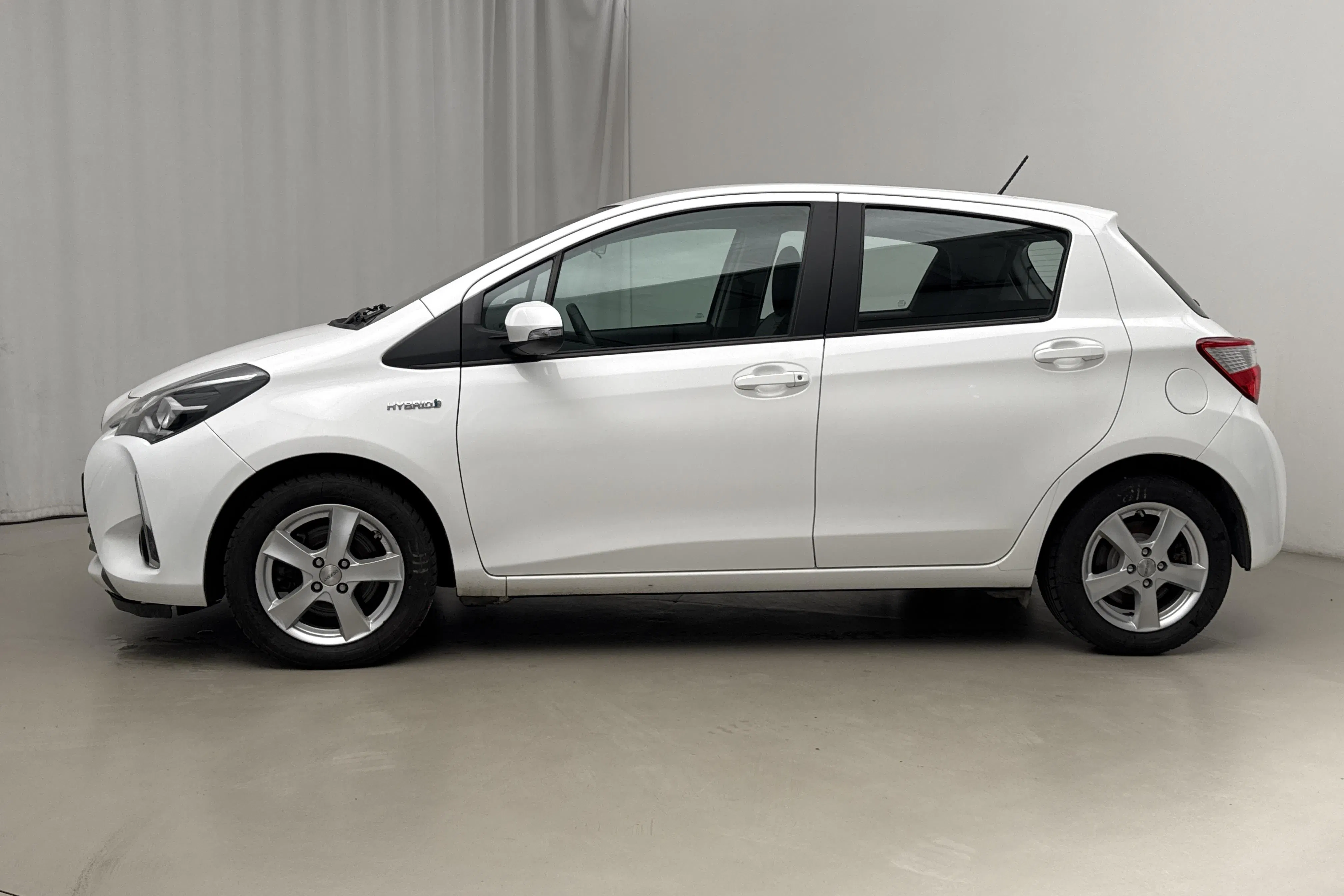 Presentation photo 2 of 17: Toyota Yaris 1.5 Hybrid 5dr (101hk) - 84 170 km - Automatic - white - 2018