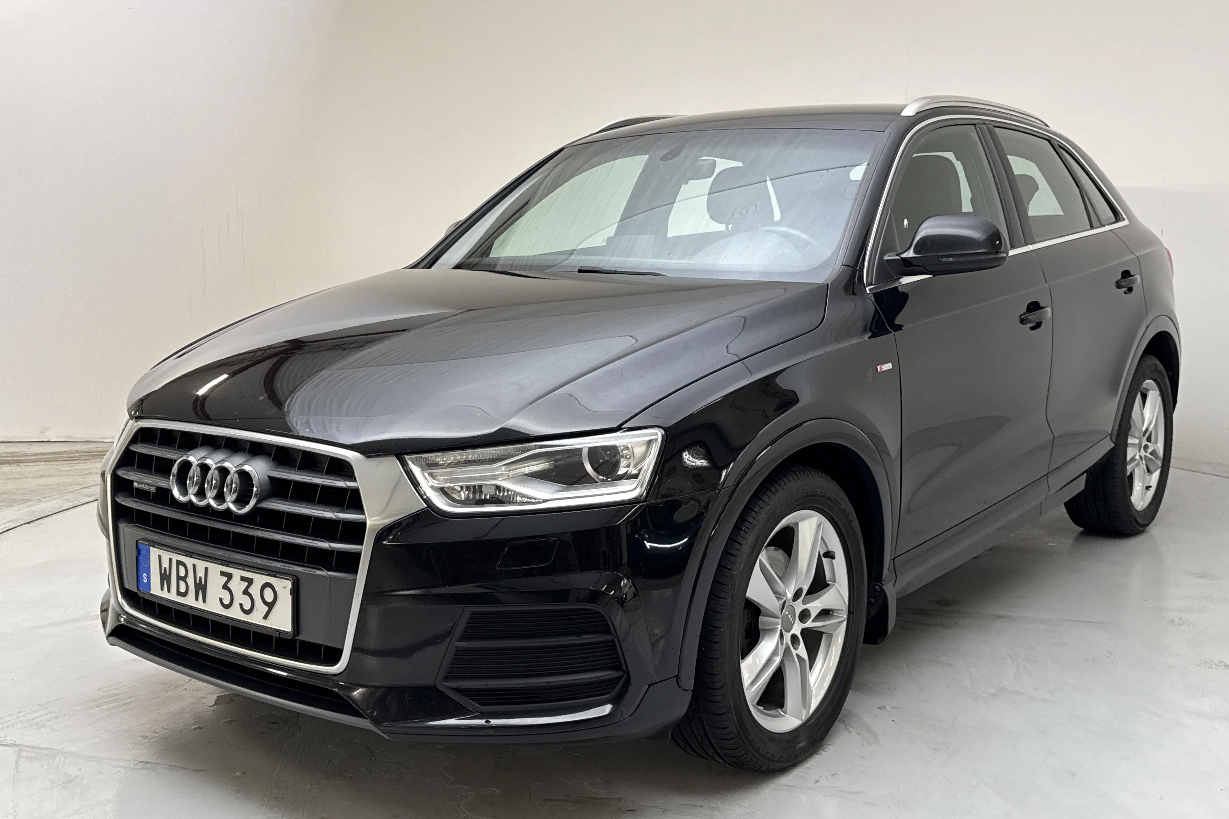 Presentationsfoto 1 av 12: Audi Q3 2.0 TDI quattro (150hk) - 14 646 mil - Manuell - svart - 2017