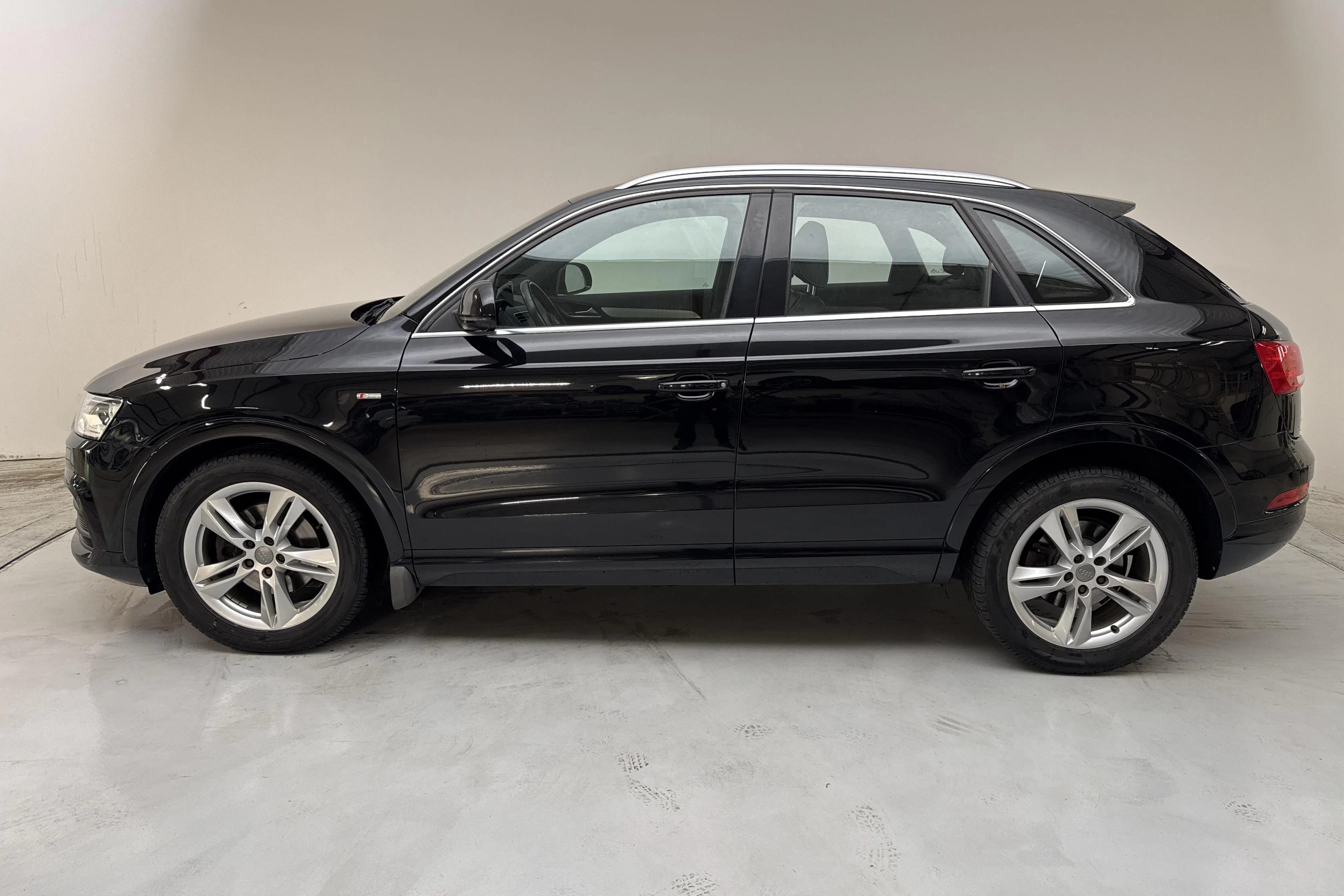 Presentationsfoto 2 av 12: Audi Q3 2.0 TDI quattro (150hk) - 14 646 mil - Manuell - svart - 2017