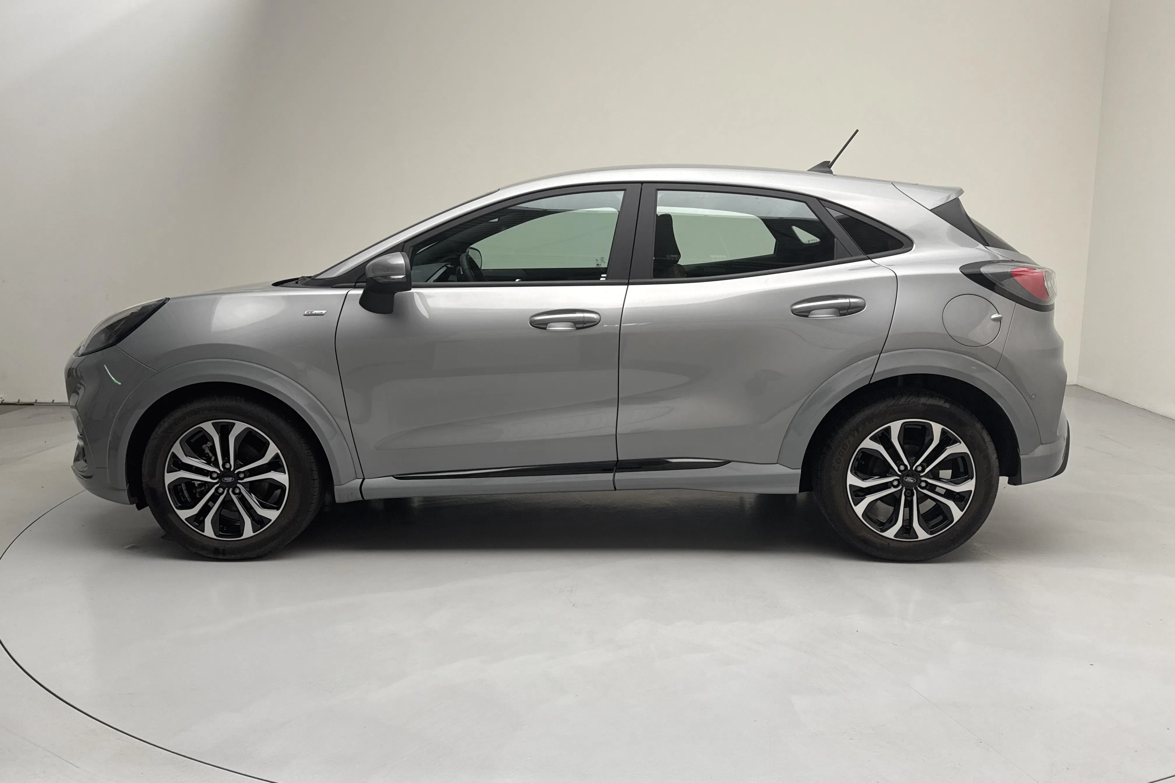 Presentationsfoto 2 av 14: Ford Puma 1.0T E85 MHEV (125hk) - 1 777 mil - Manuell - grå - 2022