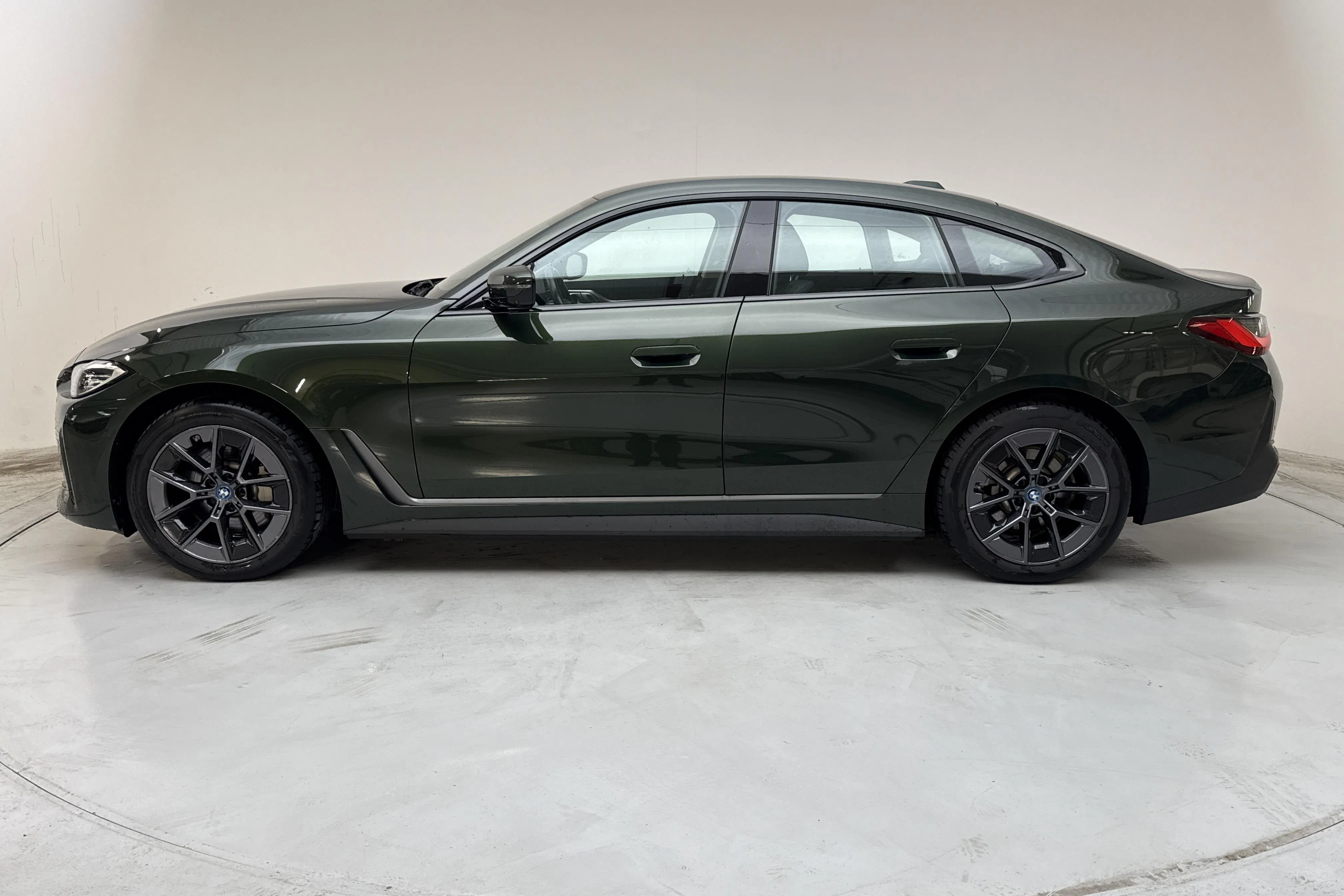 Presentationsfoto 2 av 16: BMW i4 eDrive40, G26 (340hk) - 5 669 mil - Automat - grön - 2024