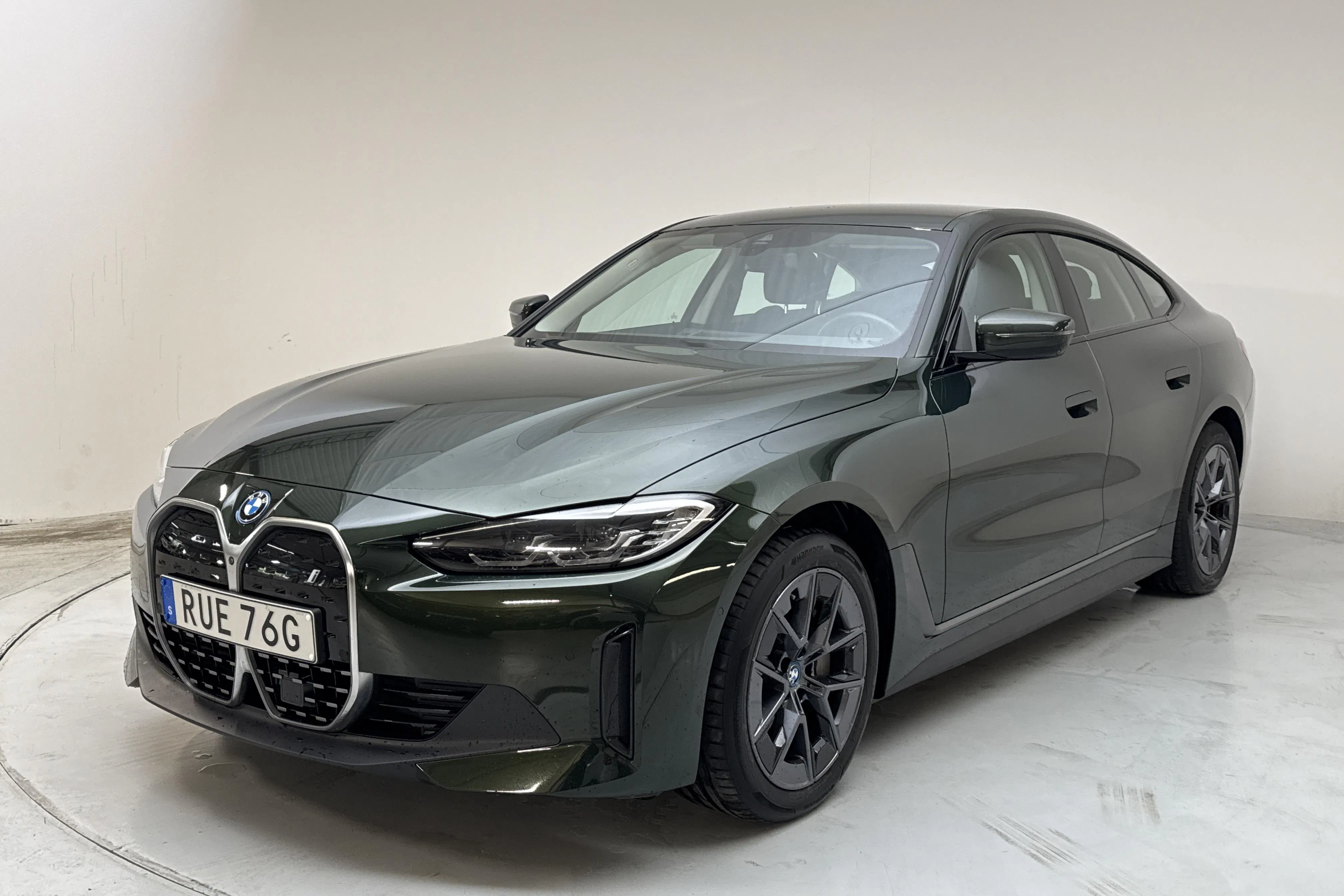 Presentationsfoto 1 av 16: BMW i4 eDrive40, G26 (340hk) - 5 669 mil - Automat - grön - 2024