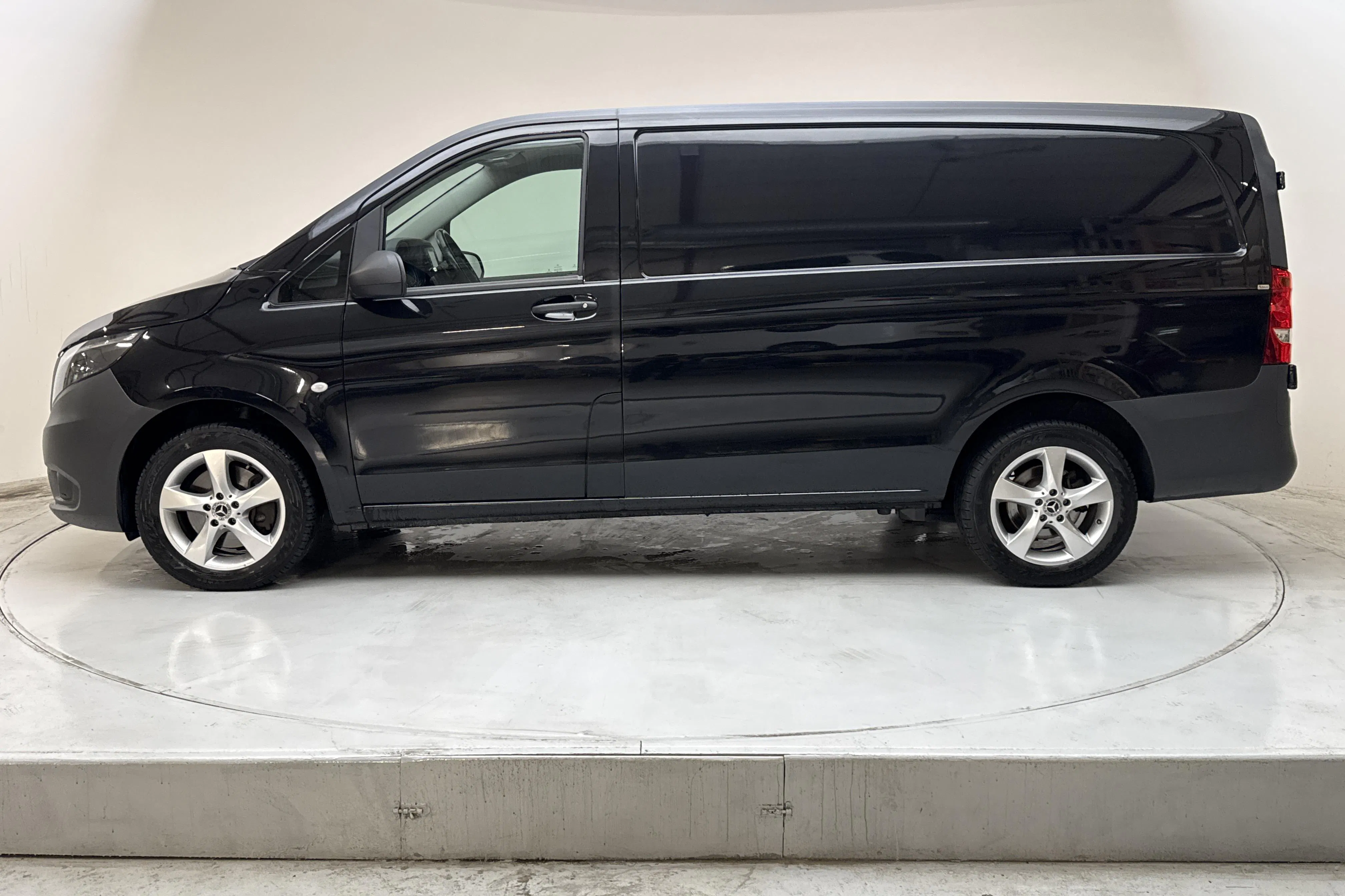 Presentationsfoto 2 av 13: Mercedes Vito 116 CDI 4MATIC W640 (163hk) - 6 020 mil - Automat - svart - 2023