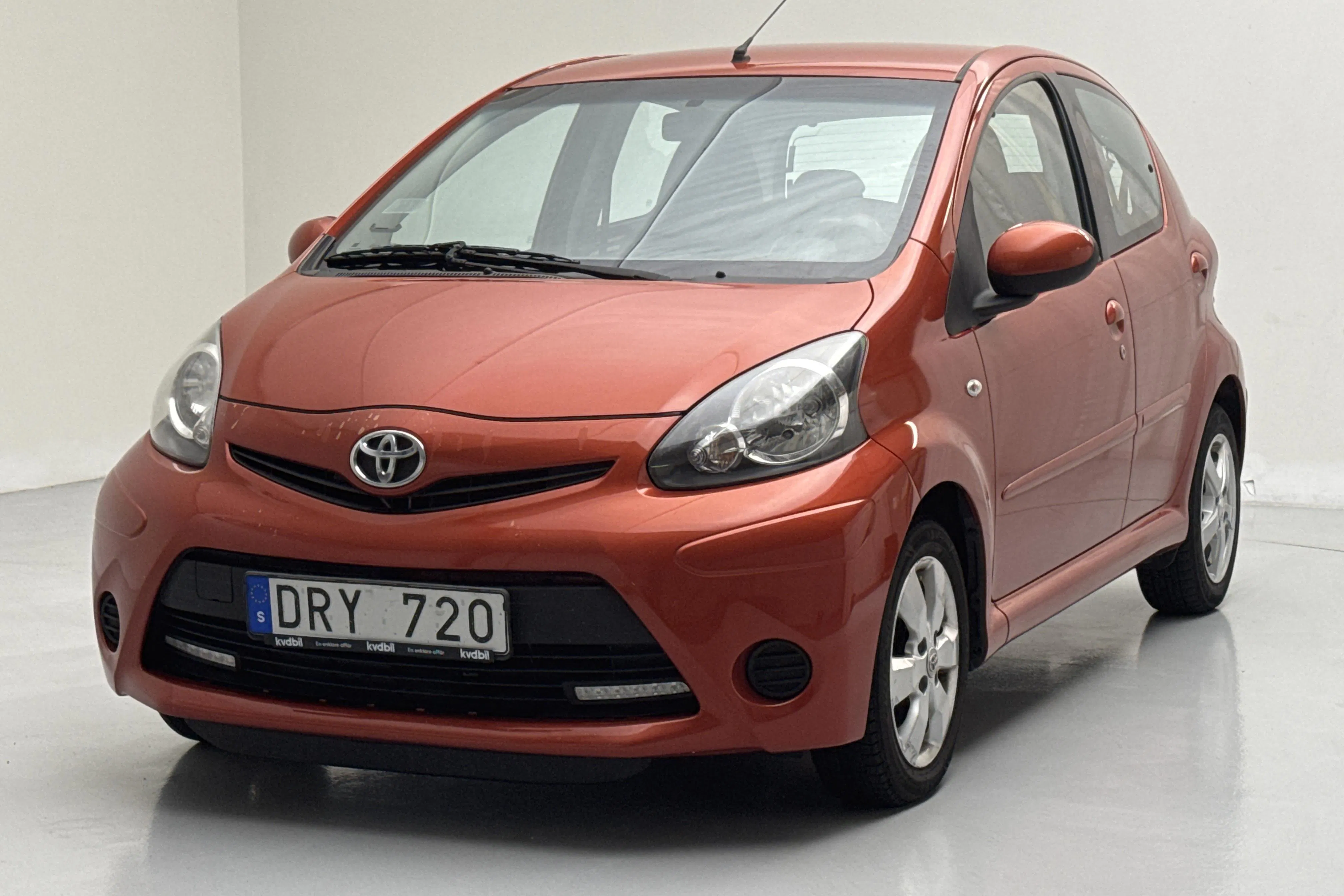 Presentation photo 1 of 12: Toyota Aygo 1.0 VVT-i 5dr (68hk) - 100 790 km - Manual - orange - 2013