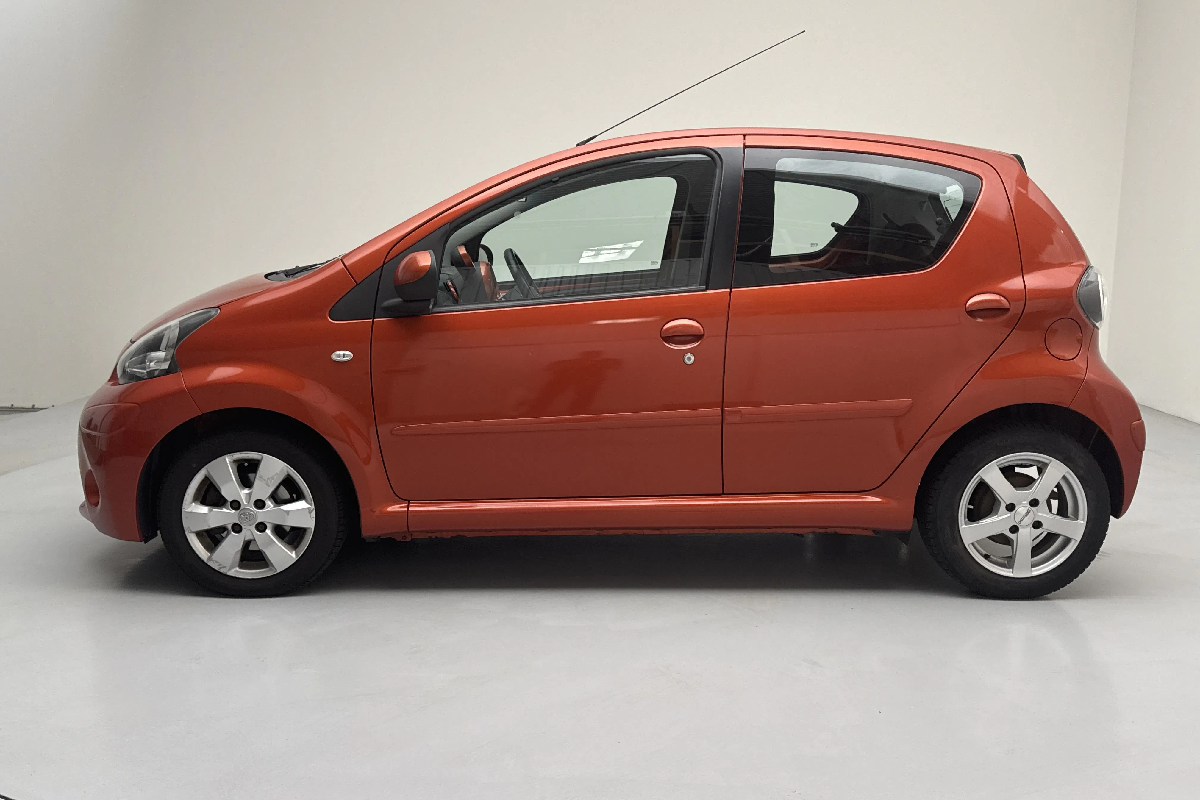 Presentation photo 2 of 12: Toyota Aygo 1.0 VVT-i 5dr (68hk) - 100 790 km - Manual - orange - 2013