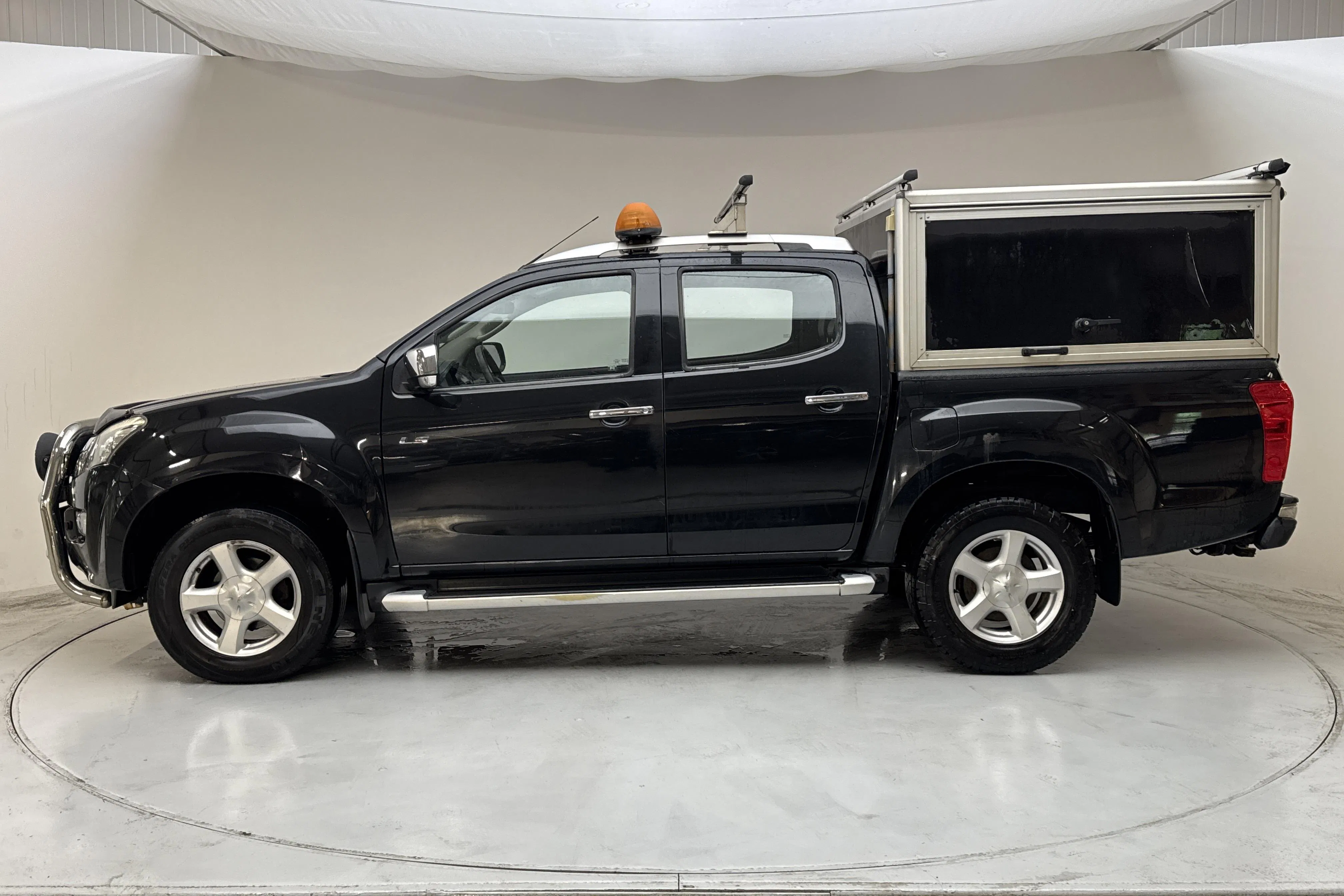 Presentation photo 2 of 14: Isuzu D-MAX 2.5 DDI 4WD (163hk) - 210 200 km - Manual - black - 2013