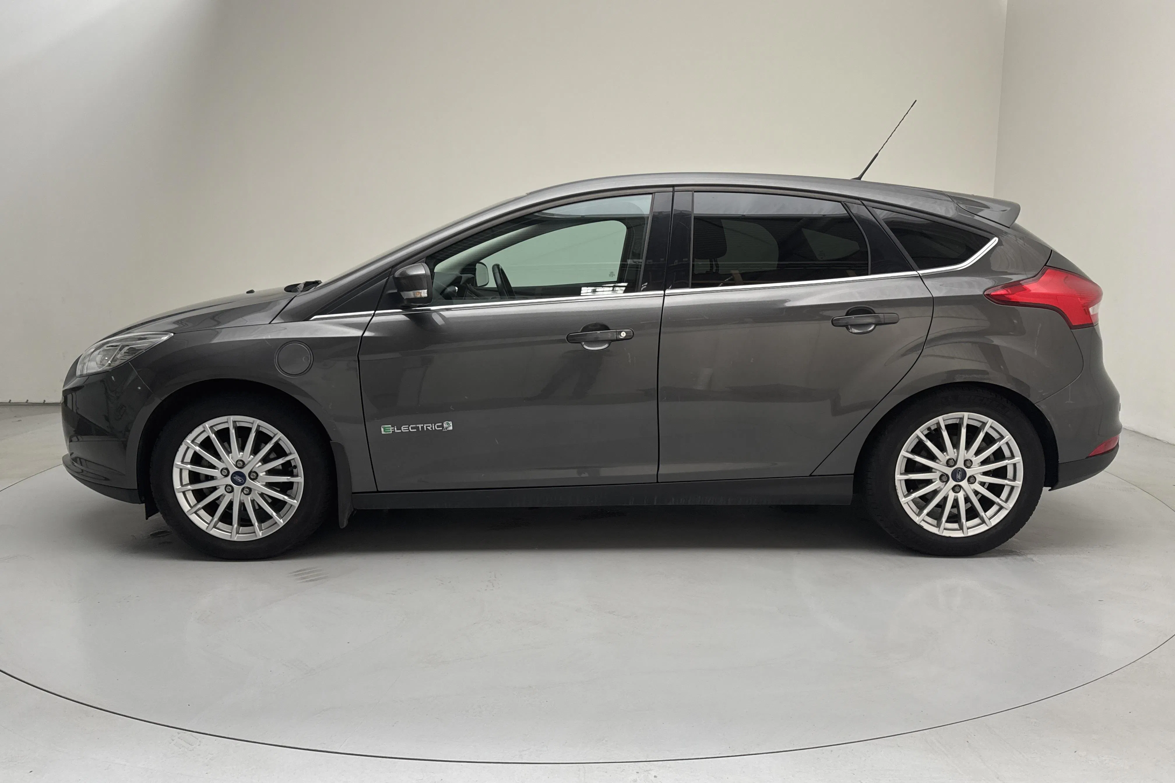 Presentation photo 2 of 16: Ford Focus Electric (145hk) - 53 080 km - Automatic - dark grey - 2016